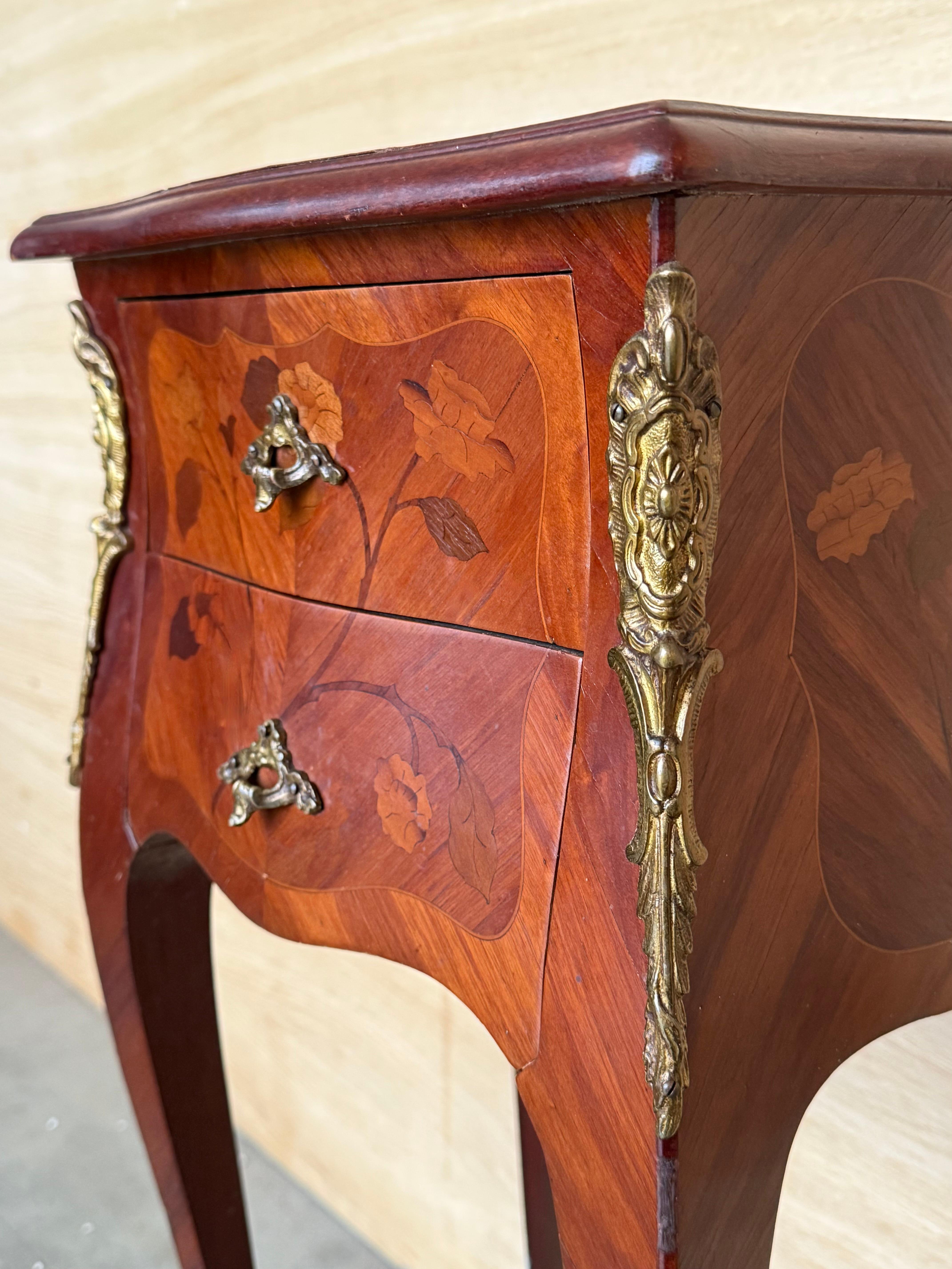 Antique Louis XV French Marquetry with Drawers Nightstands, Set of 2 en vente 4