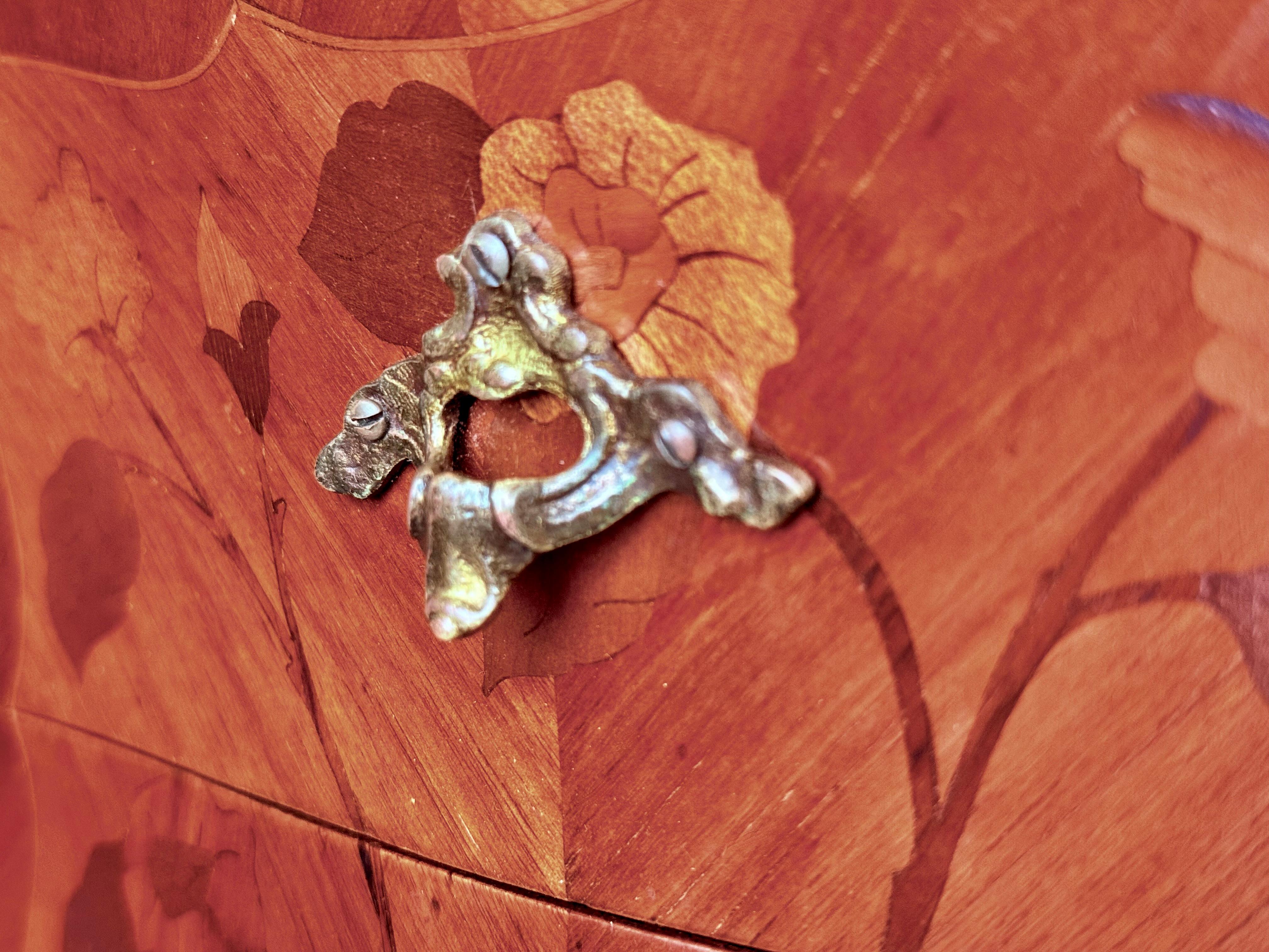 Antique Louis XV French Marquetry with Drawers Nightstands, Set of 2 en vente 5