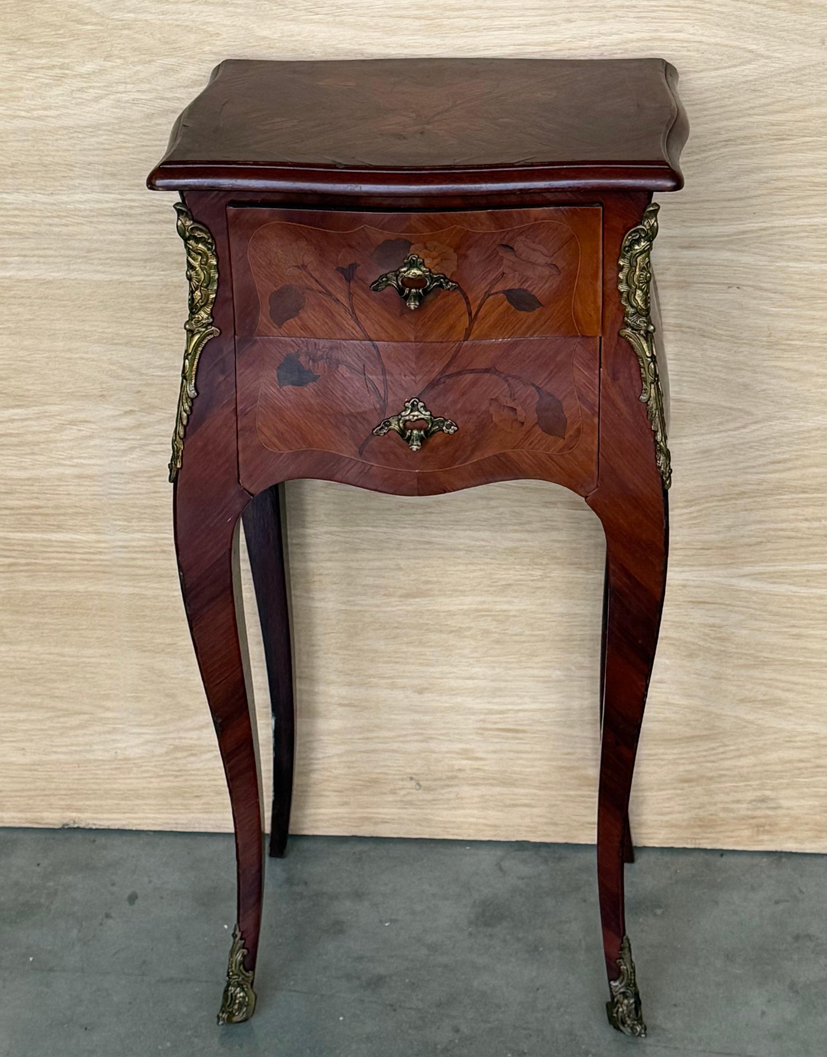Antique Louis XV French Marquetry with Drawers Nightstands, Set of 2 Bon état - En vente à Miami, FL
