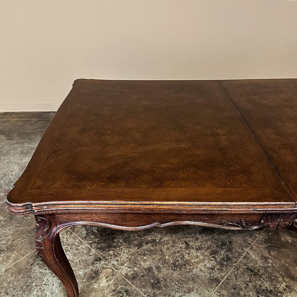 Ancienne table de banquet Louis XV à grands tiroirs à feuilles en vente 9