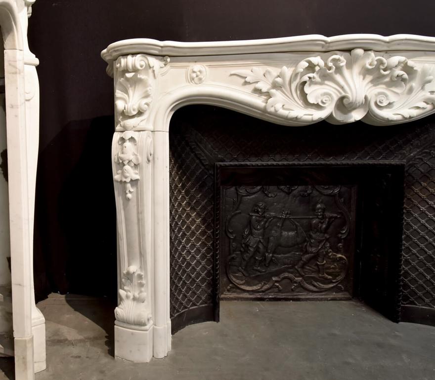 Very beautiful carved Antique Louis XV marble fireplace mantle 
from the 19th Century. In a very unique quality.
Recuperated from a mansion near Paris, France.
