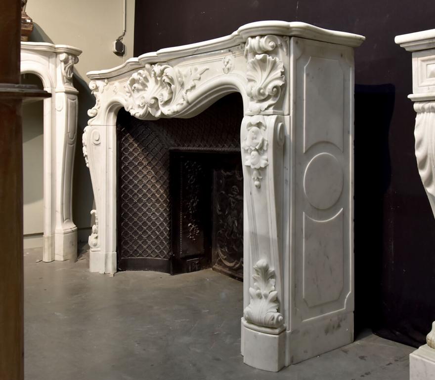 Antique Louis XV marble fireplace mantle 19th Century In Good Condition For Sale In Udenhout, NL