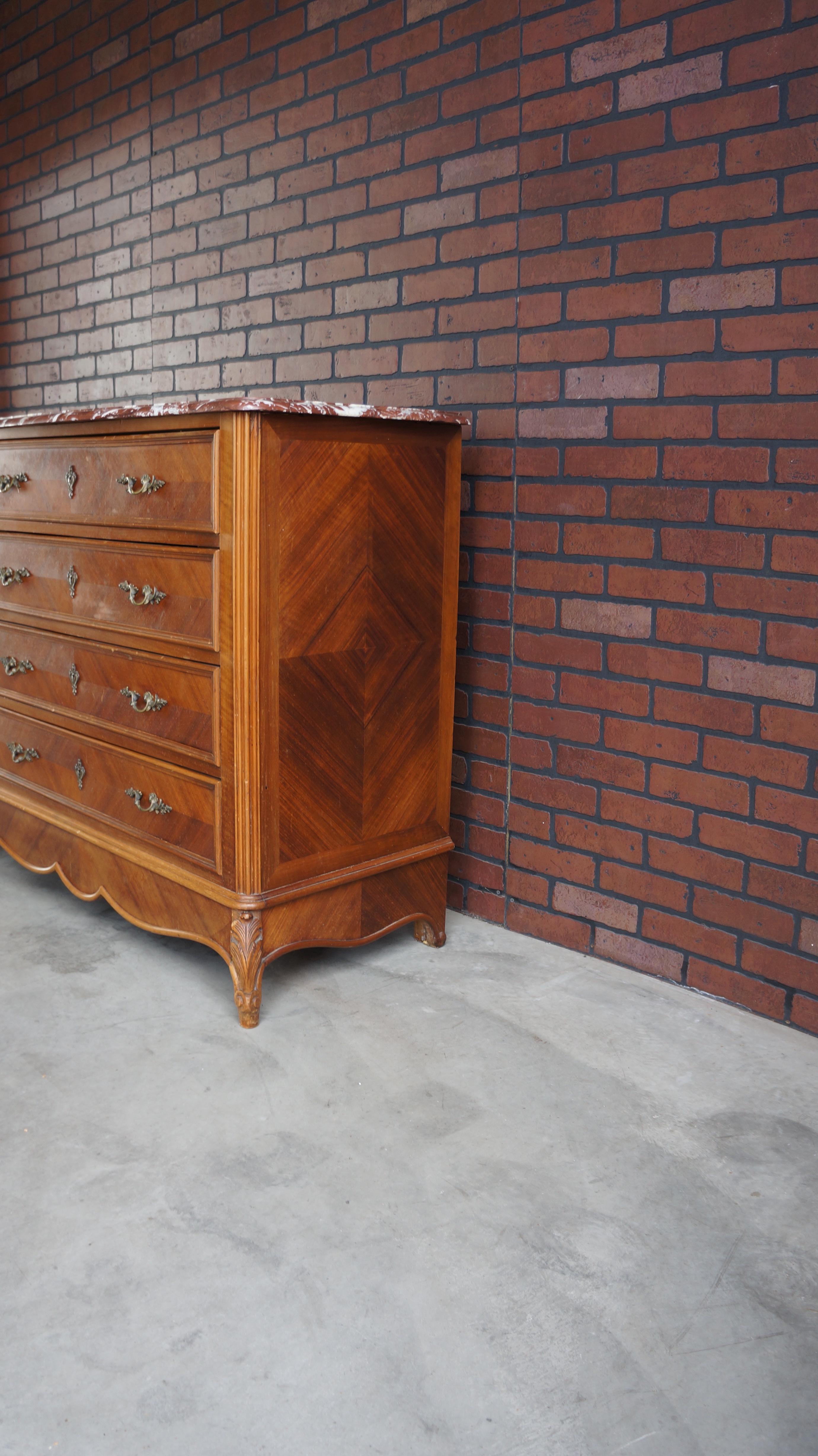 Antike Louis XV Kommode mit Marmorplatte (Französisch) im Angebot
