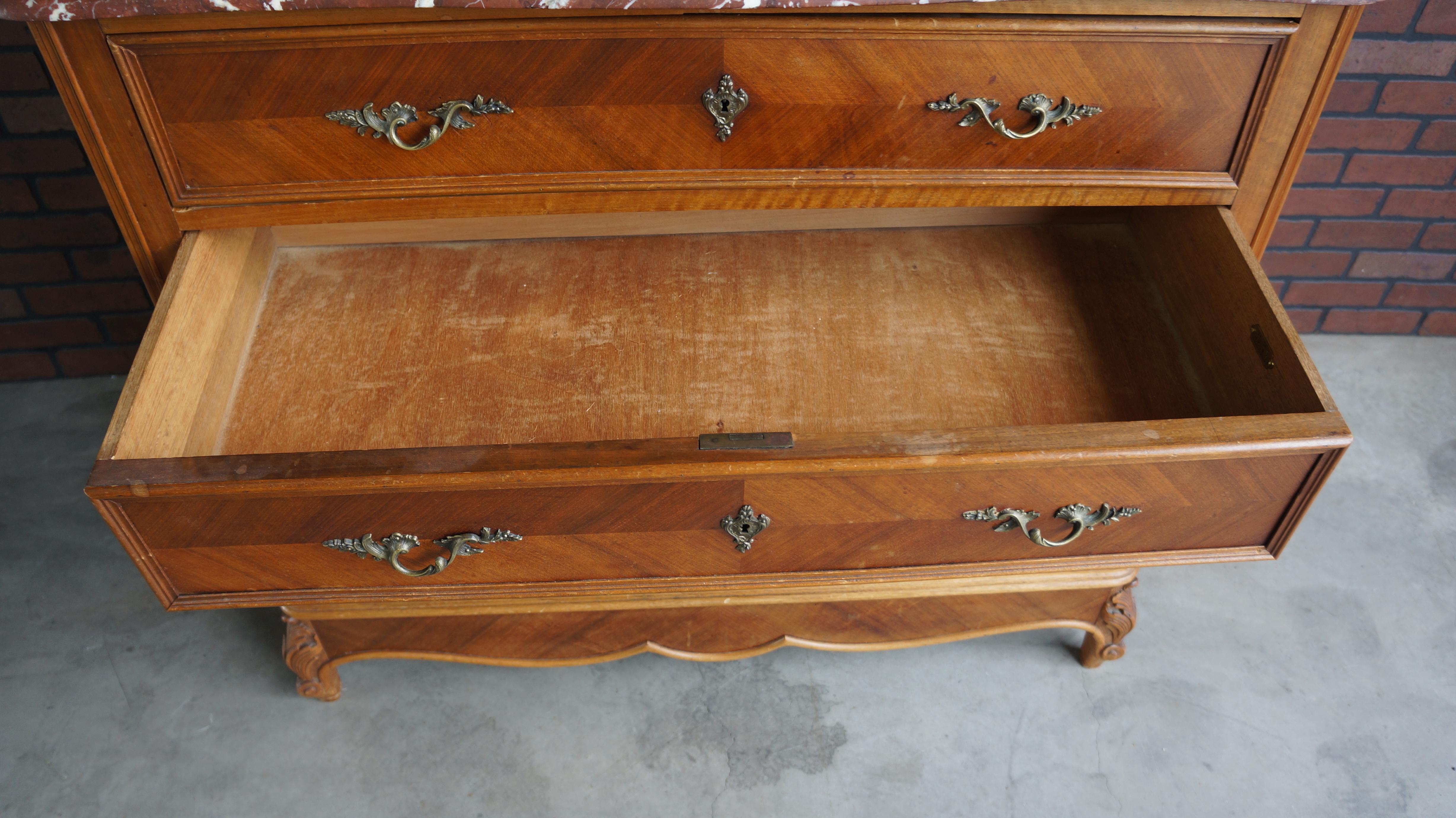 Antike Louis XV Kommode mit Marmorplatte (Furnier) im Angebot