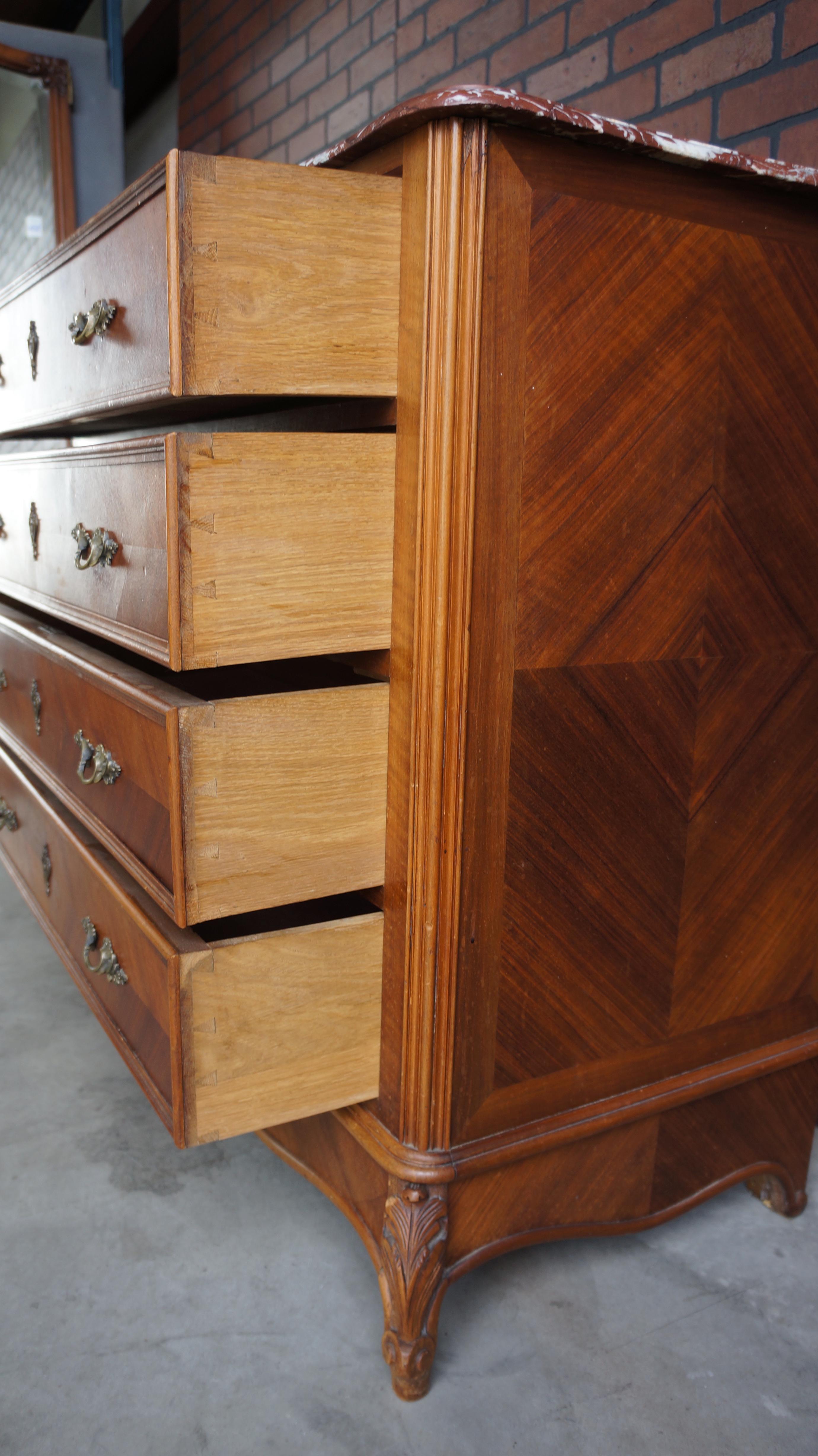 Antike Louis XV Kommode mit Marmorplatte im Zustand „Gut“ im Angebot in Portland, OR