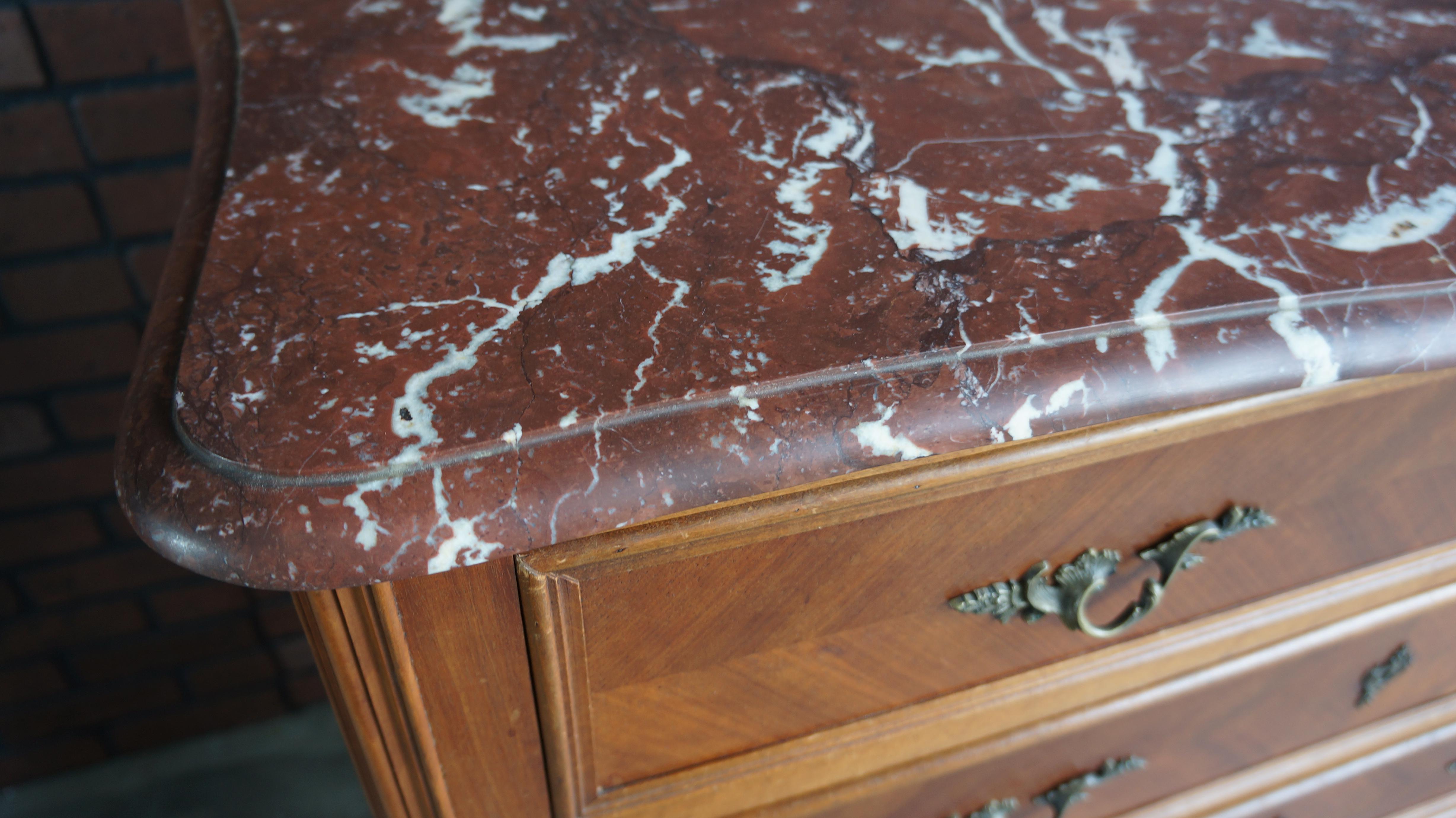 Antike Louis XV Kommode mit Marmorplatte im Angebot 1