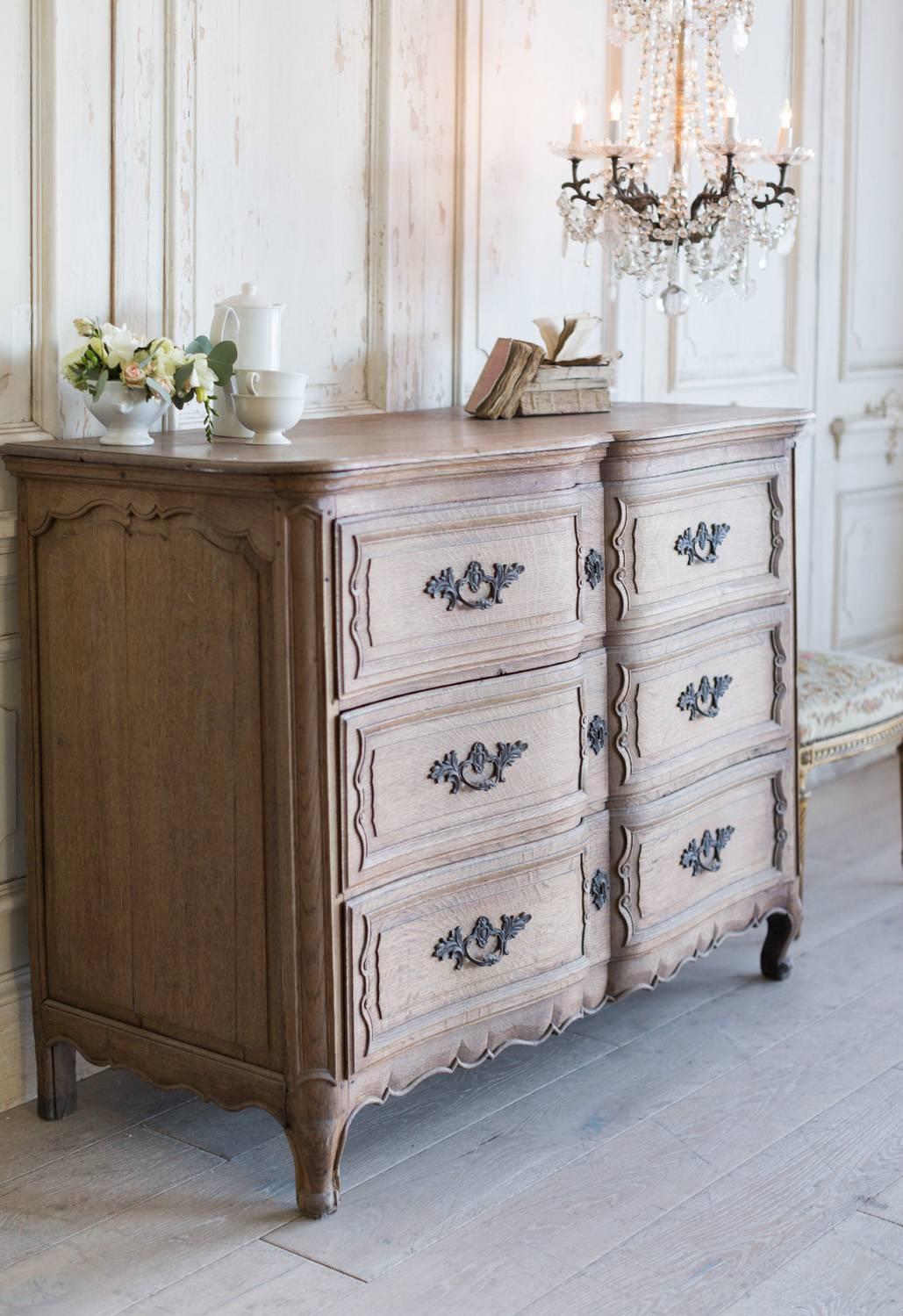 Antique Louis XV Oak Commode, 1780 In Good Condition For Sale In Los Angeles, CA