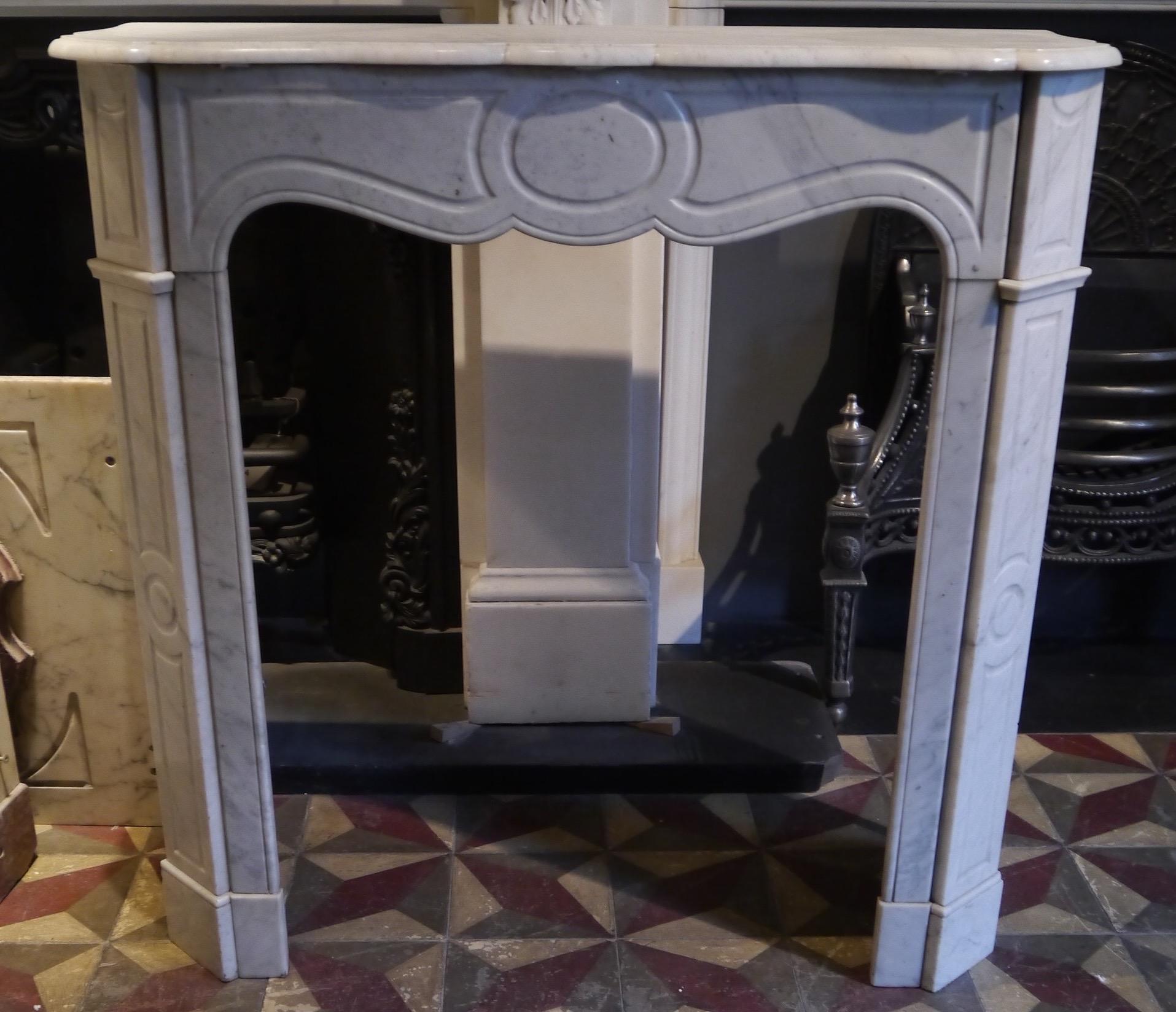 Antique Louis XV Pompadour Carrara Marble Mantel Piece with a Serpentine Shelf In Good Condition For Sale In London, GB