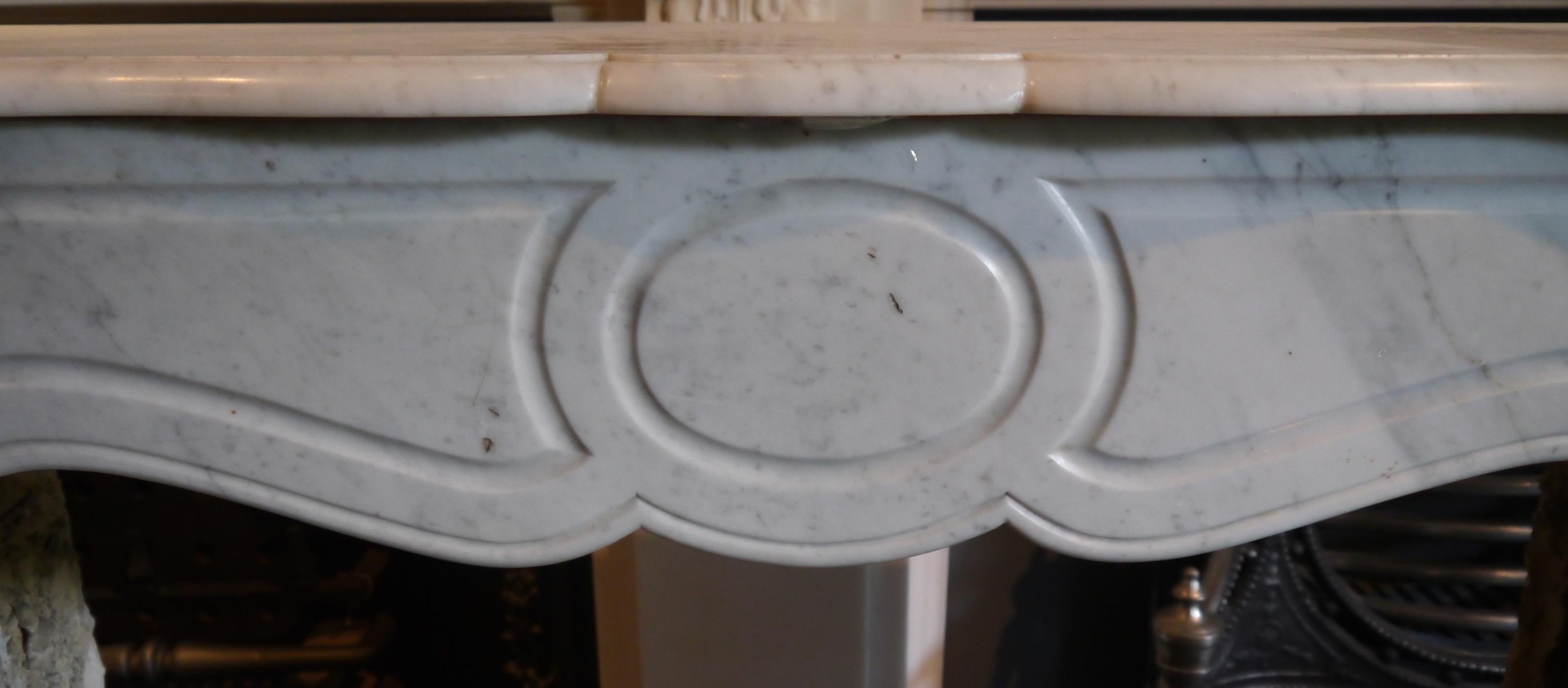 Antique Louis XV Pompadour Carrara Marble Mantel Piece with a Serpentine Shelf For Sale 1