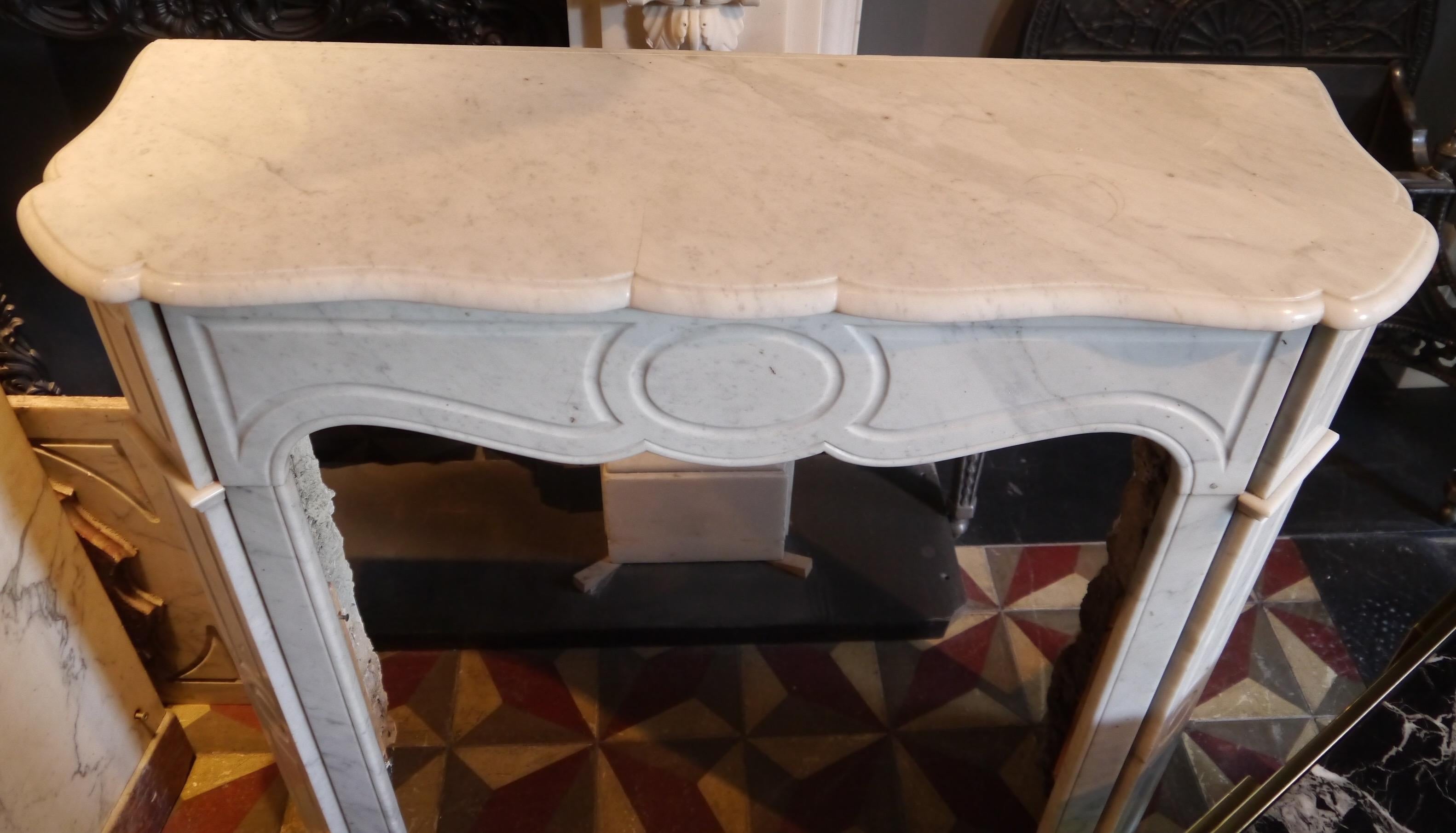 Antique Louis XV Pompadour Carrara Marble Mantel Piece with a Serpentine Shelf For Sale 3