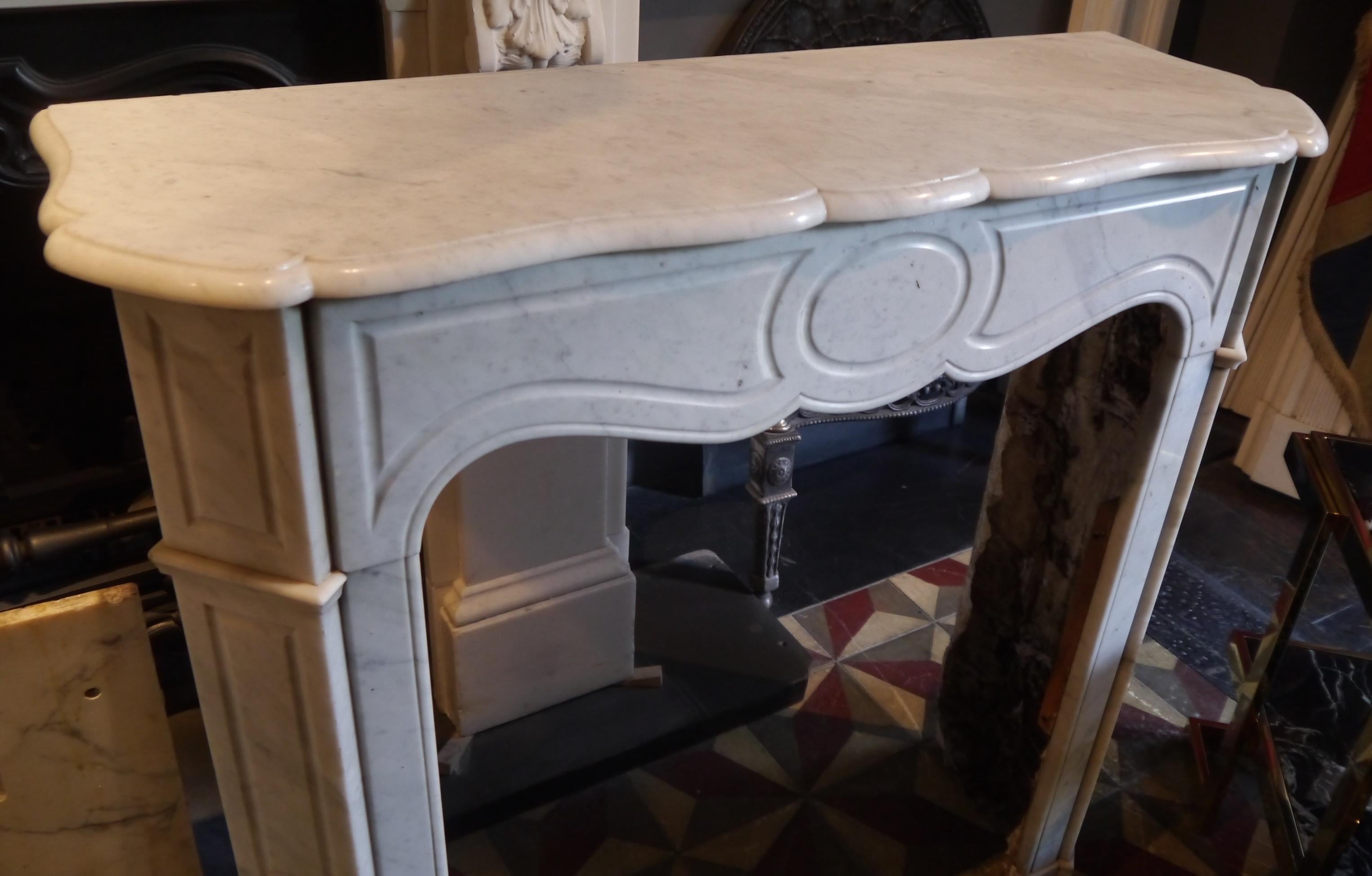 Antique Louis XV Pompadour Carrara Marble Mantel Piece with a Serpentine Shelf For Sale 4
