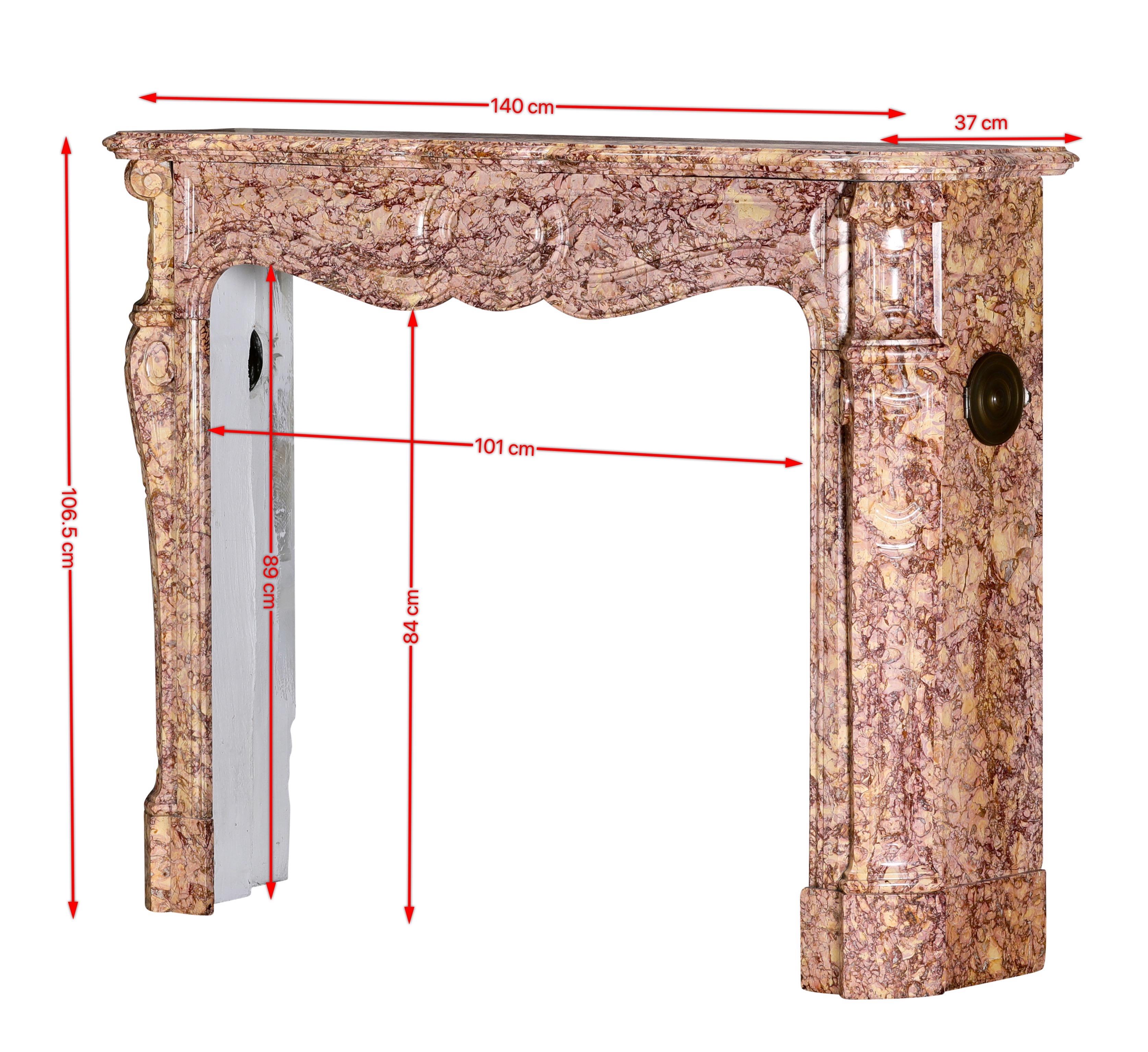 Questa autentica cornice per camino Luigi XV francese del XIX secolo è uno squisito esempio di eleganza e maestria francese senza tempo.
Scolpito a mano dal raro marmo Brocatelle Violet, presenta una tavolozza ipnotica di viola intenso, rosa tenue,