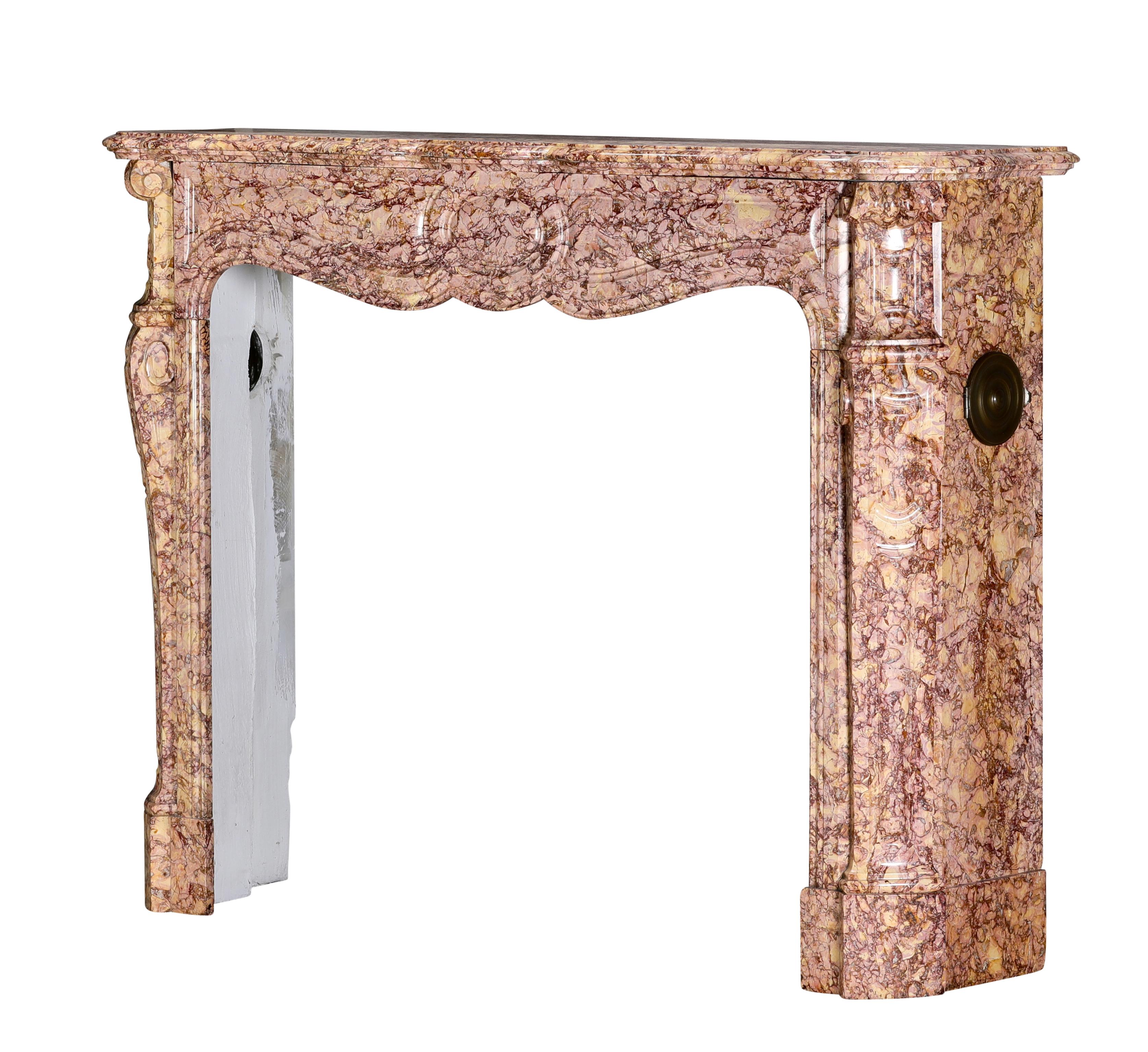 Intagliato a mano Antico camino Luigi XV Pompadour in marmo Brocatelle Violet di lusso in vendita