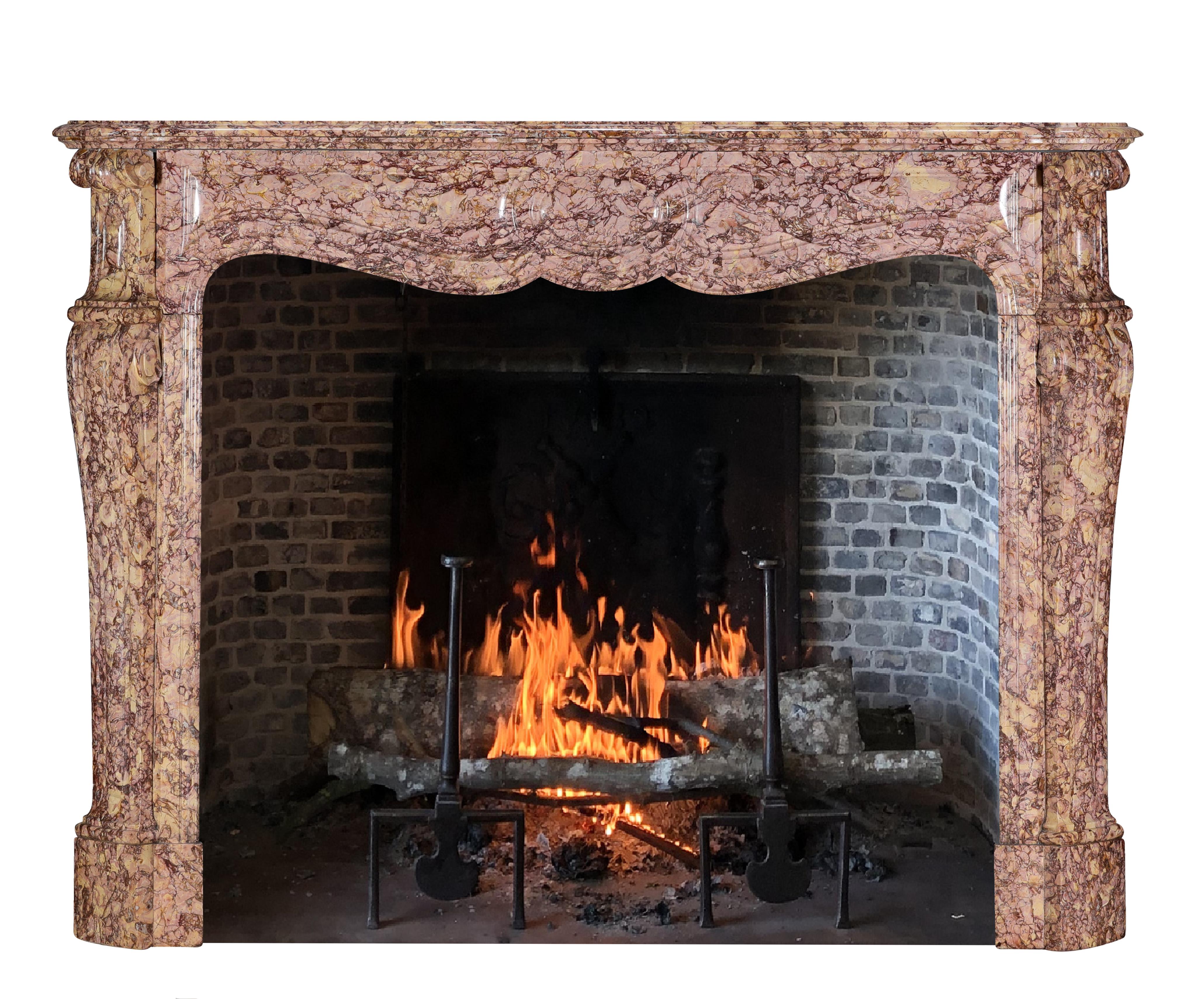 Antico camino Luigi XV Pompadour in marmo Brocatelle Violet di lusso In condizioni buone in vendita a Beervelde, BE