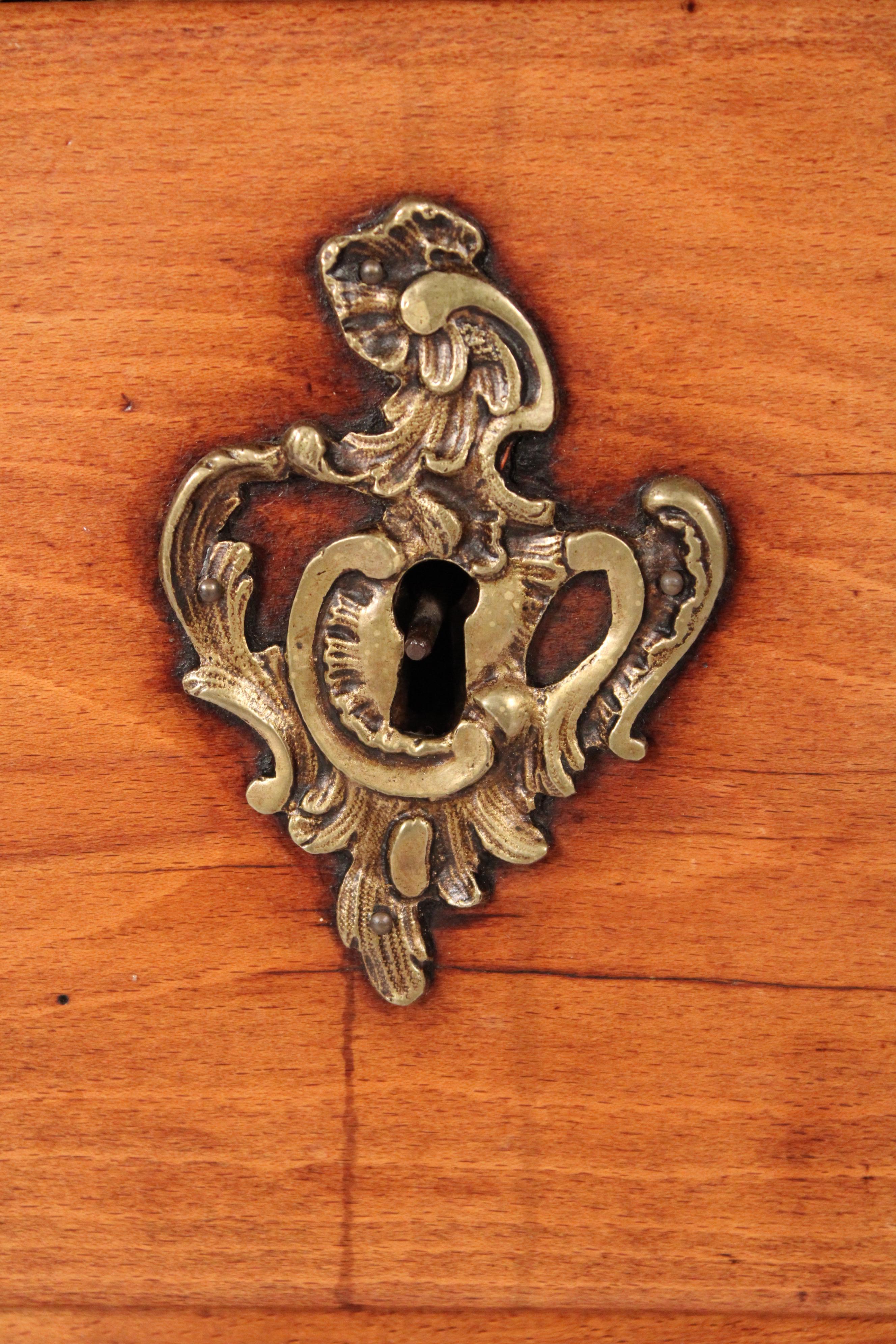 Antike Louis XV Provincial Stil Buche Holz Kommode im Angebot 3