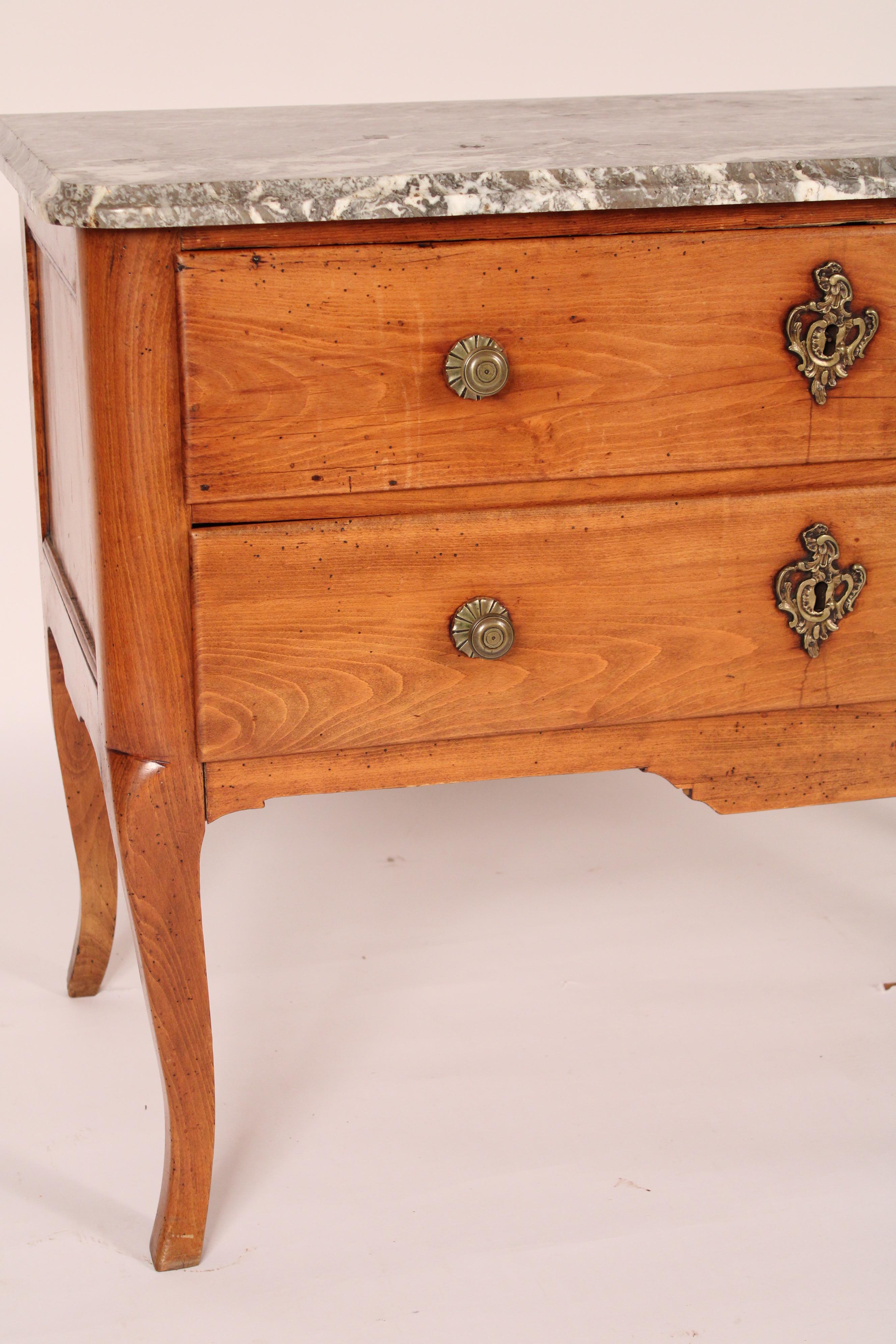 Antike Louis XV Provincial Stil Buche Holz Kommode im Angebot 1