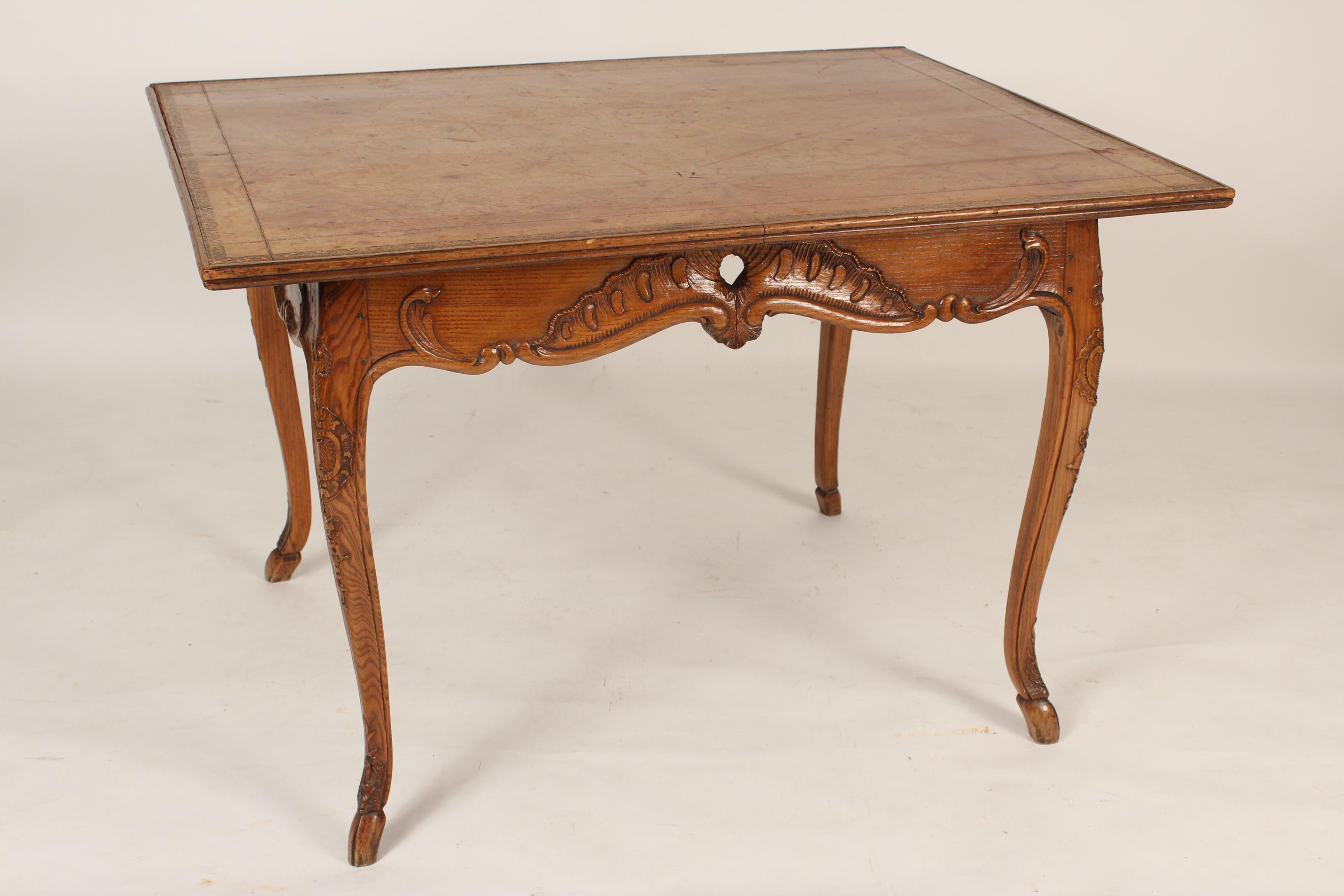 Européen Ancienne table à écrire de style provincial Louis XV à plateau en cuir en vente
