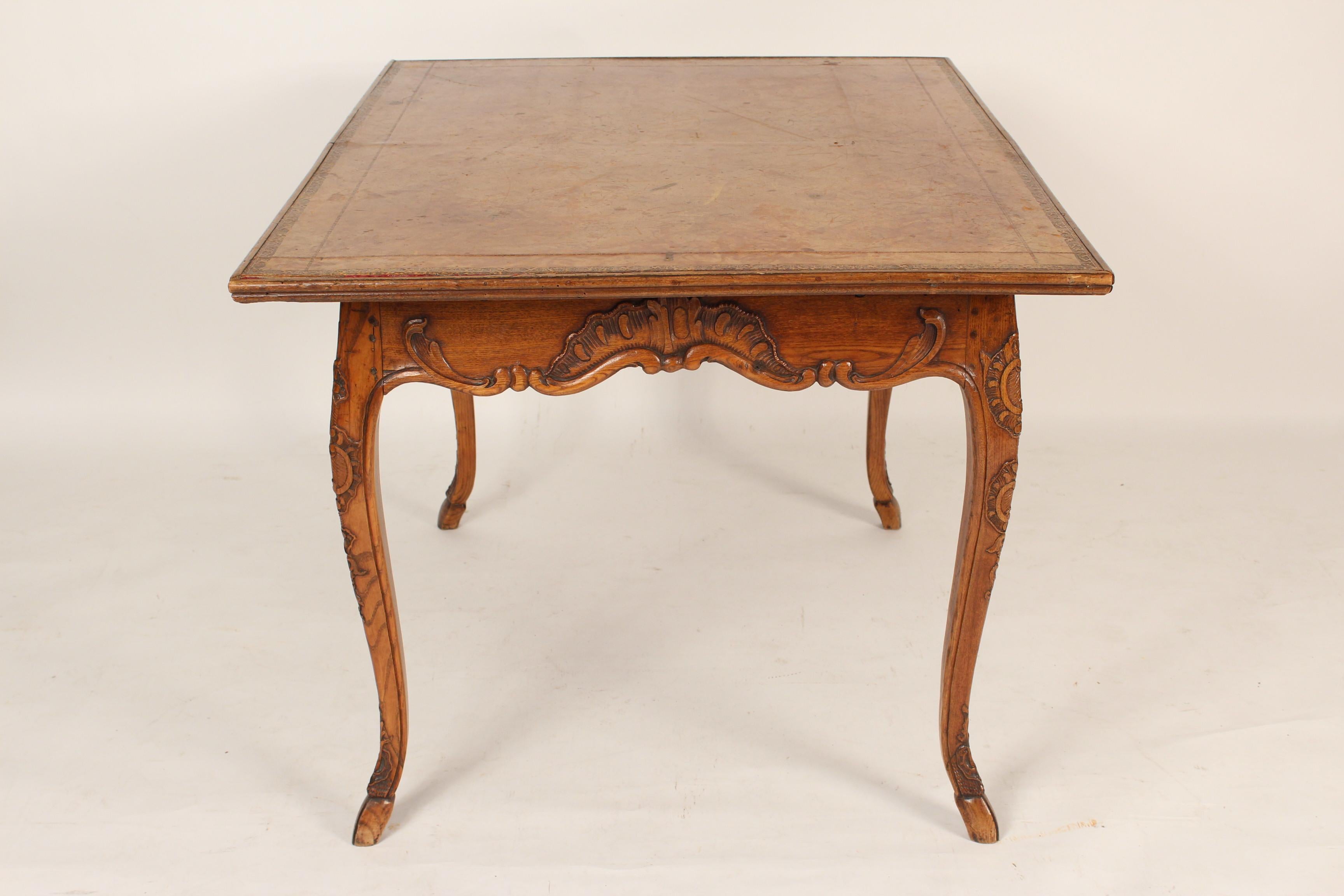 Ancienne table à écrire de style provincial Louis XV à plateau en cuir Bon état - En vente à Laguna Beach, CA