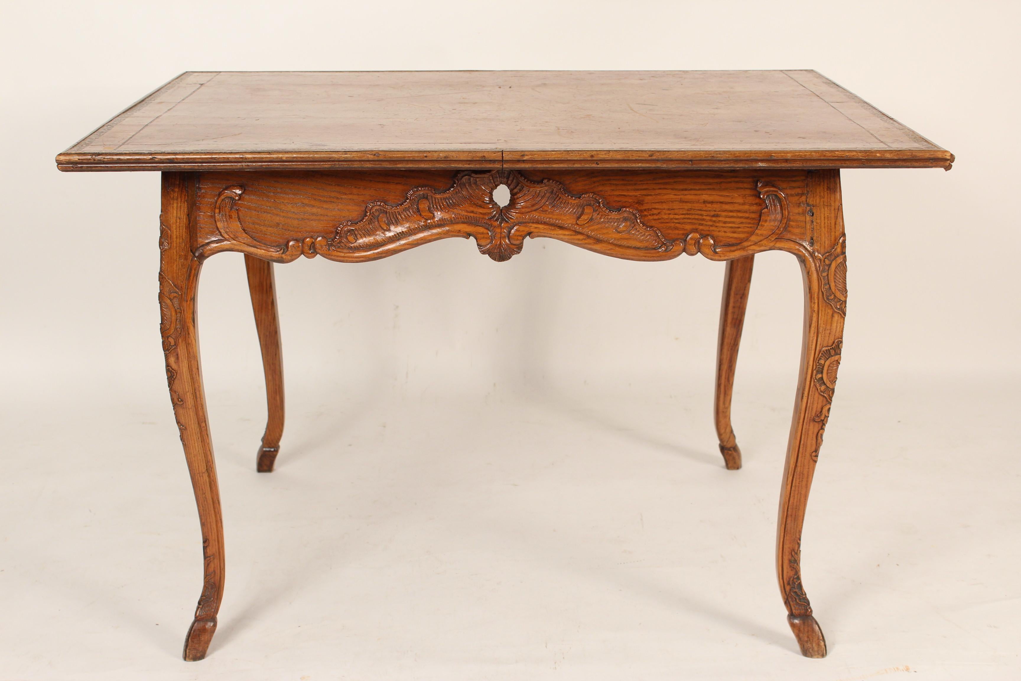 XIXe siècle Ancienne table à écrire de style provincial Louis XV à plateau en cuir en vente