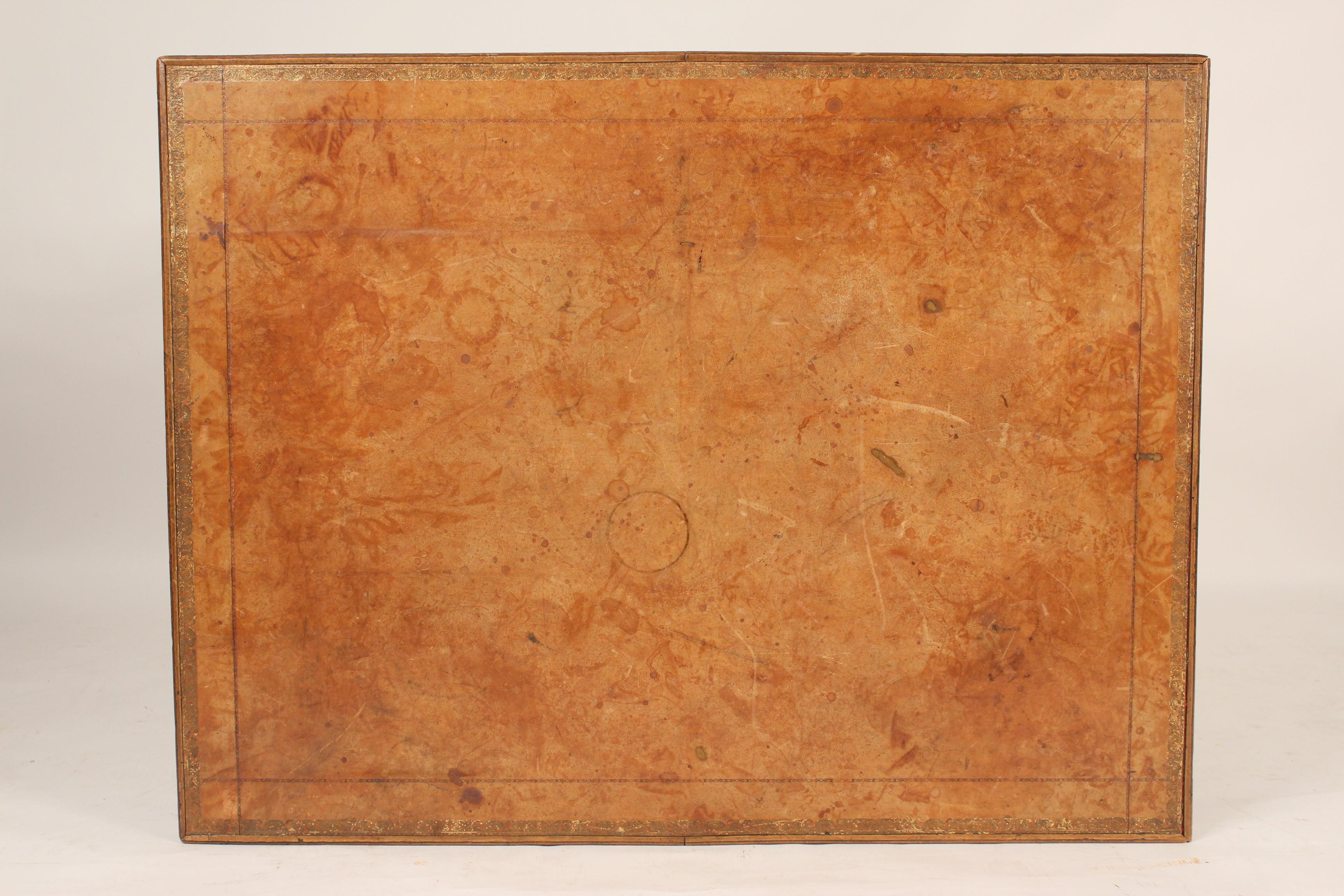Cuir Ancienne table à écrire de style provincial Louis XV à plateau en cuir en vente
