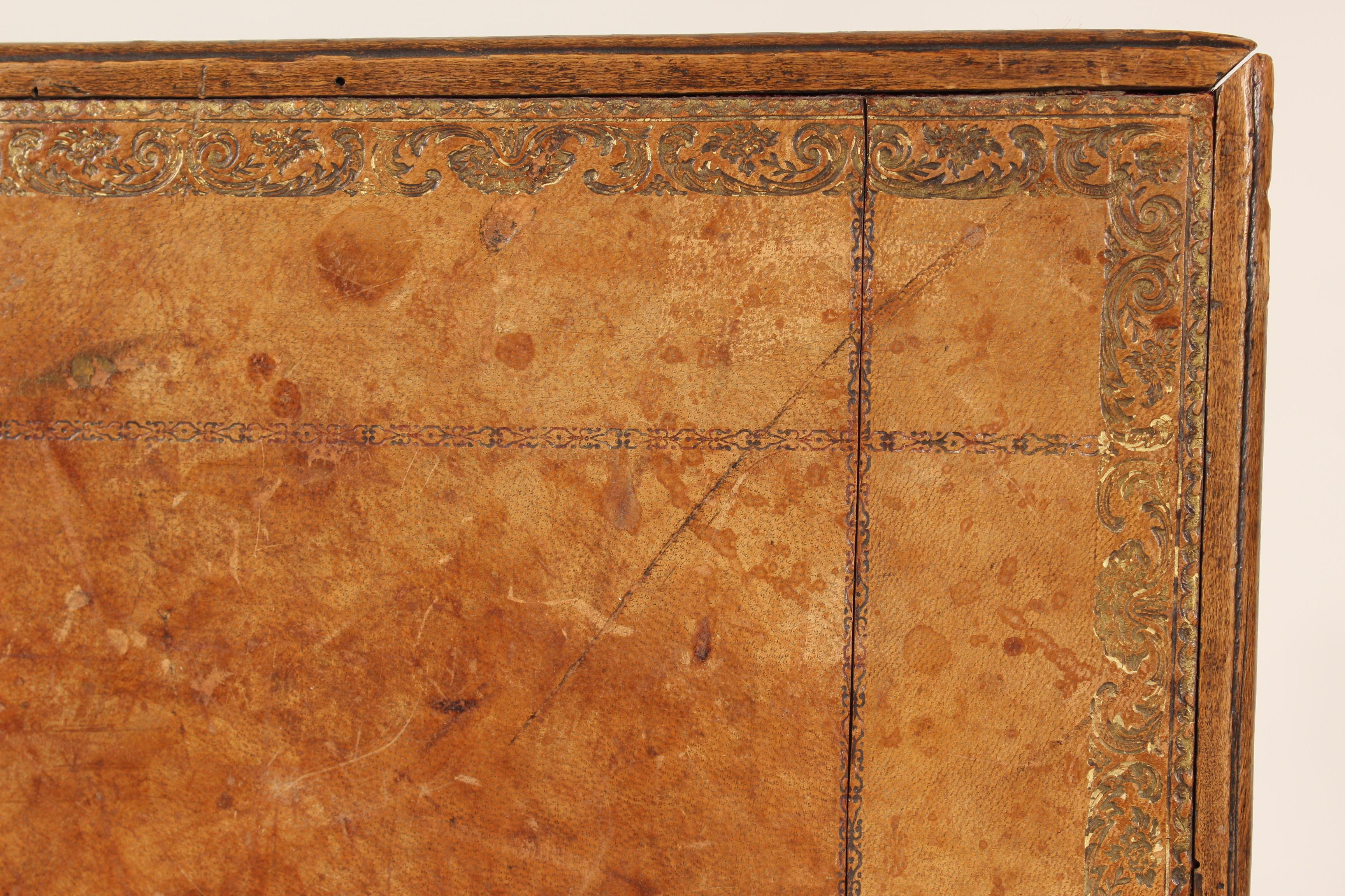 Ancienne table à écrire de style provincial Louis XV à plateau en cuir en vente 1