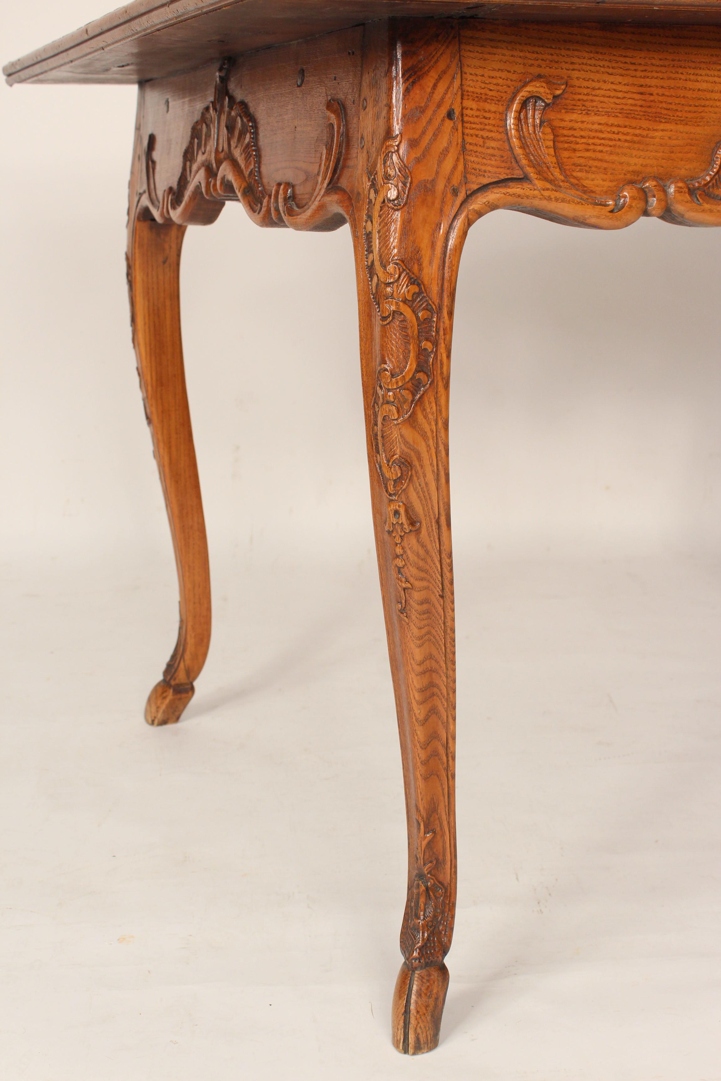 Ancienne table à écrire de style provincial Louis XV à plateau en cuir en vente 2