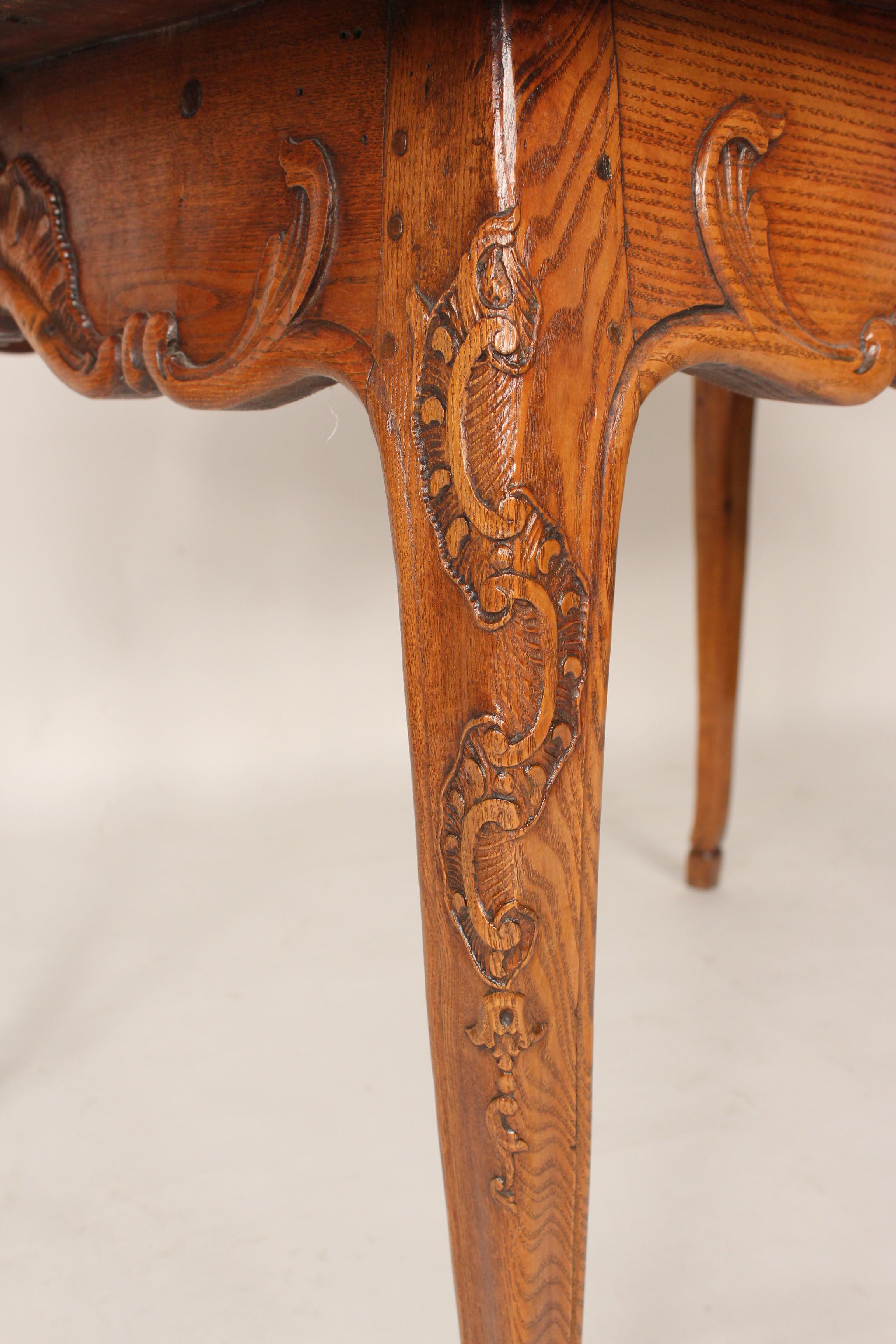 Ancienne table à écrire de style provincial Louis XV à plateau en cuir en vente 3
