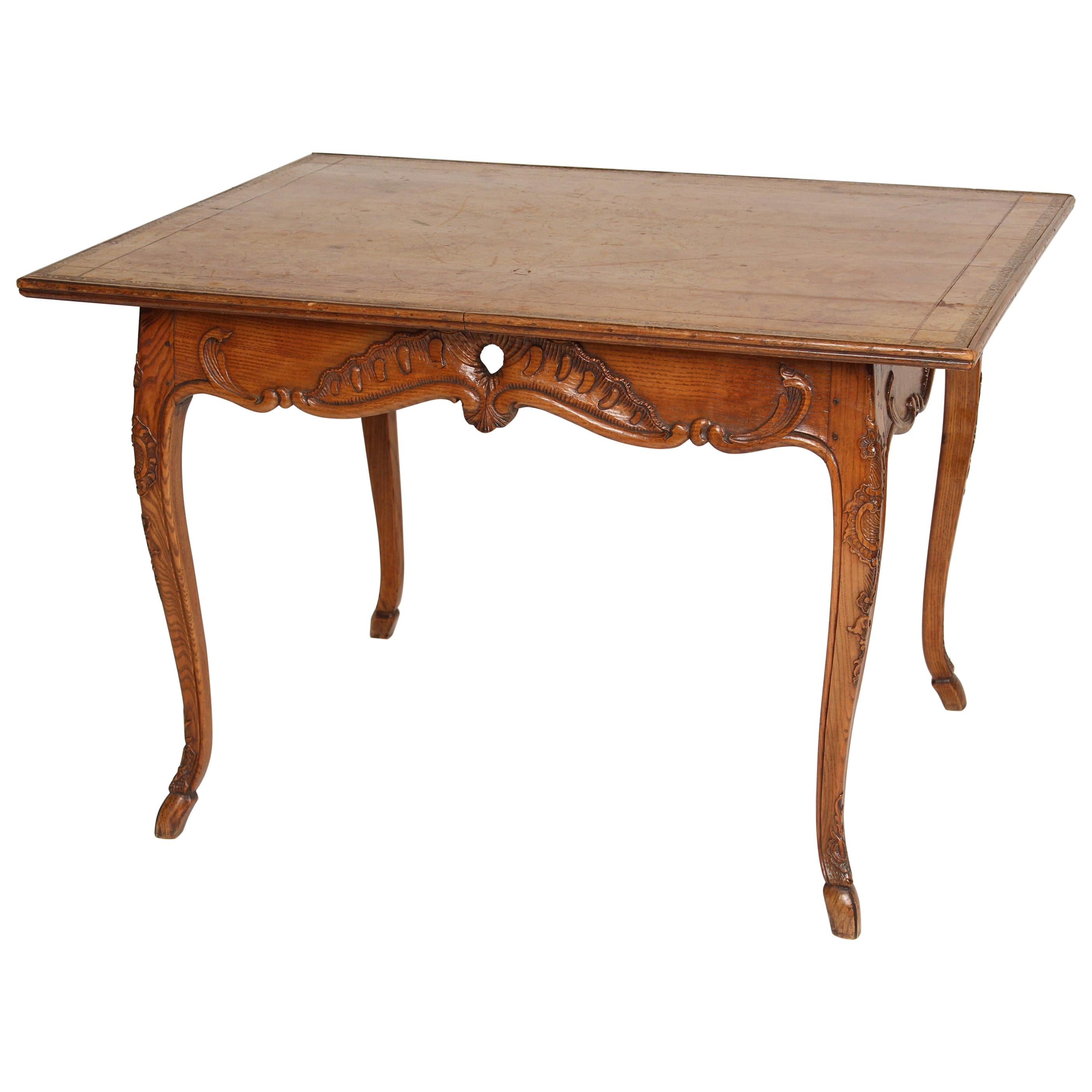 Ancienne table à écrire de style provincial Louis XV à plateau en cuir