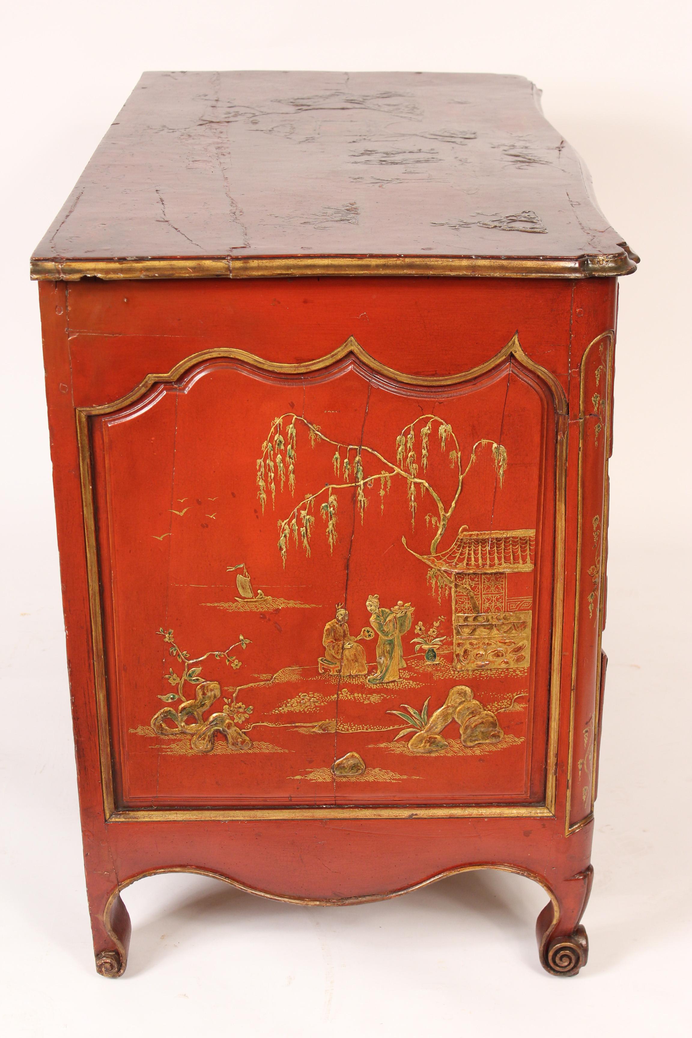 Ancienne commode de style provincial Louis XV rouge décorée de chinoiseries Bon état - En vente à Laguna Beach, CA