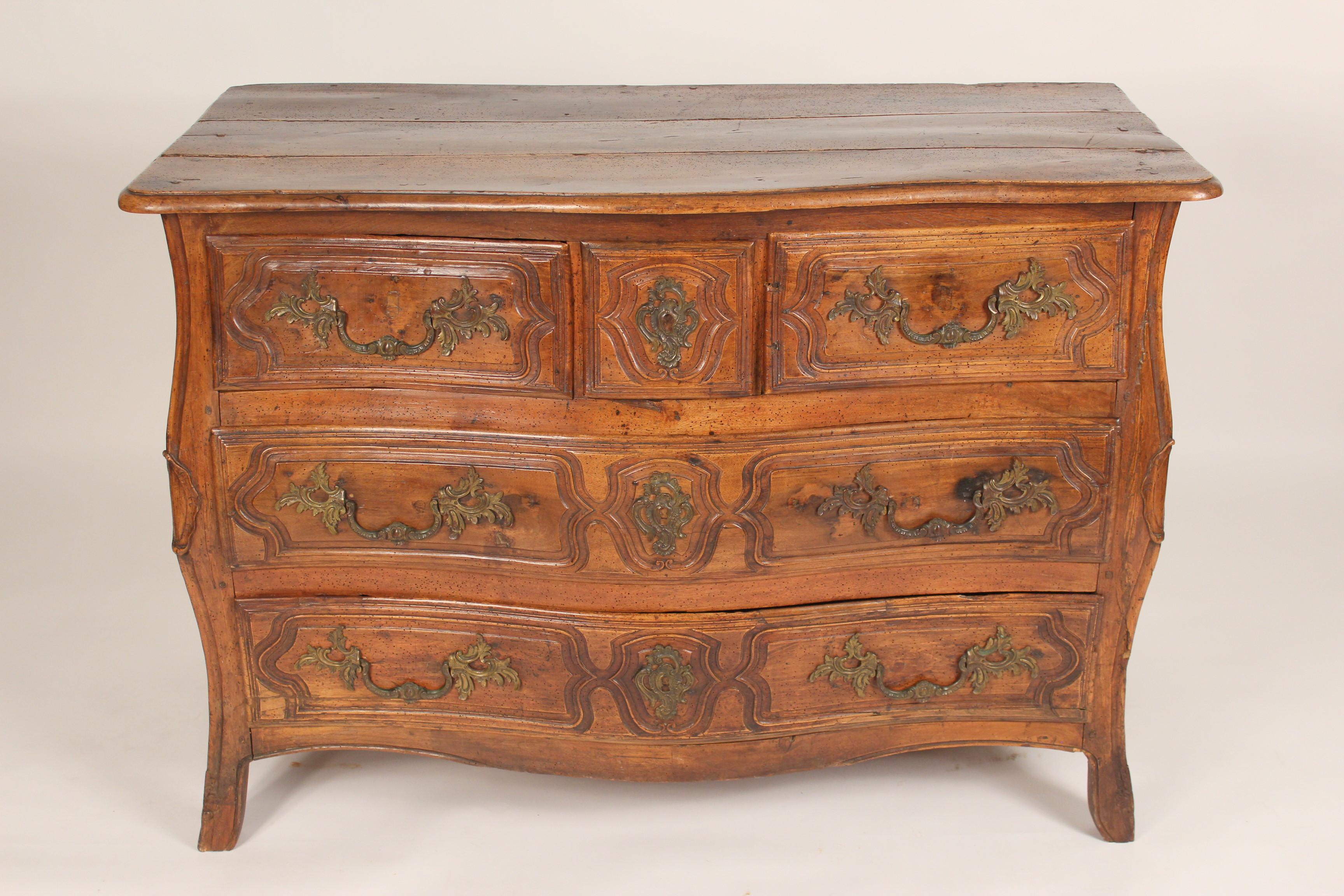 Antique Louis Provincial style walnut bombe commode, early 19th century. The walnut on this commode has a nice old patina.