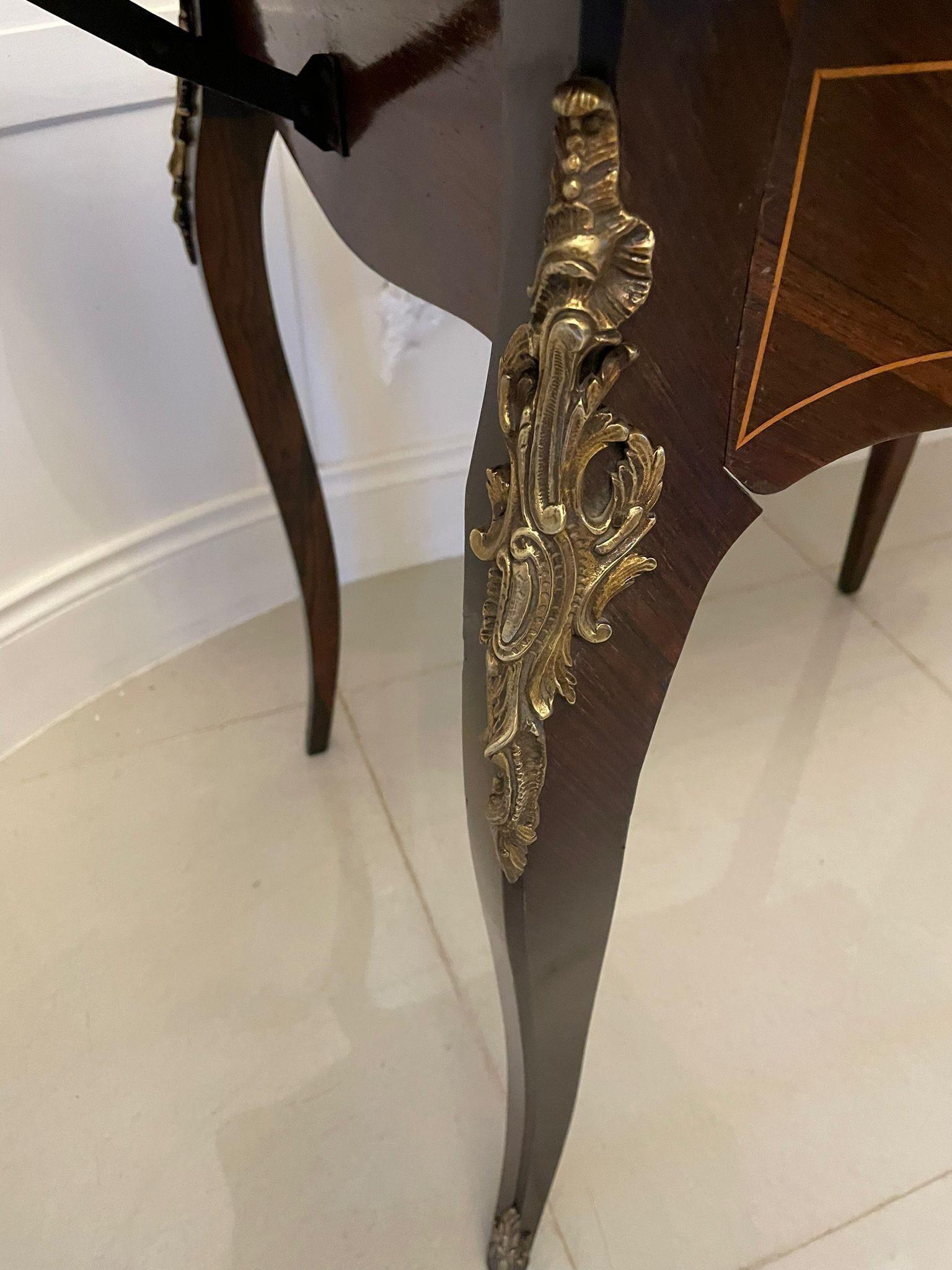 Antiker französischer Palisander-Mitteltisch mit Intarsien aus Rosenholz in Louis XV-Qualität im Angebot 3