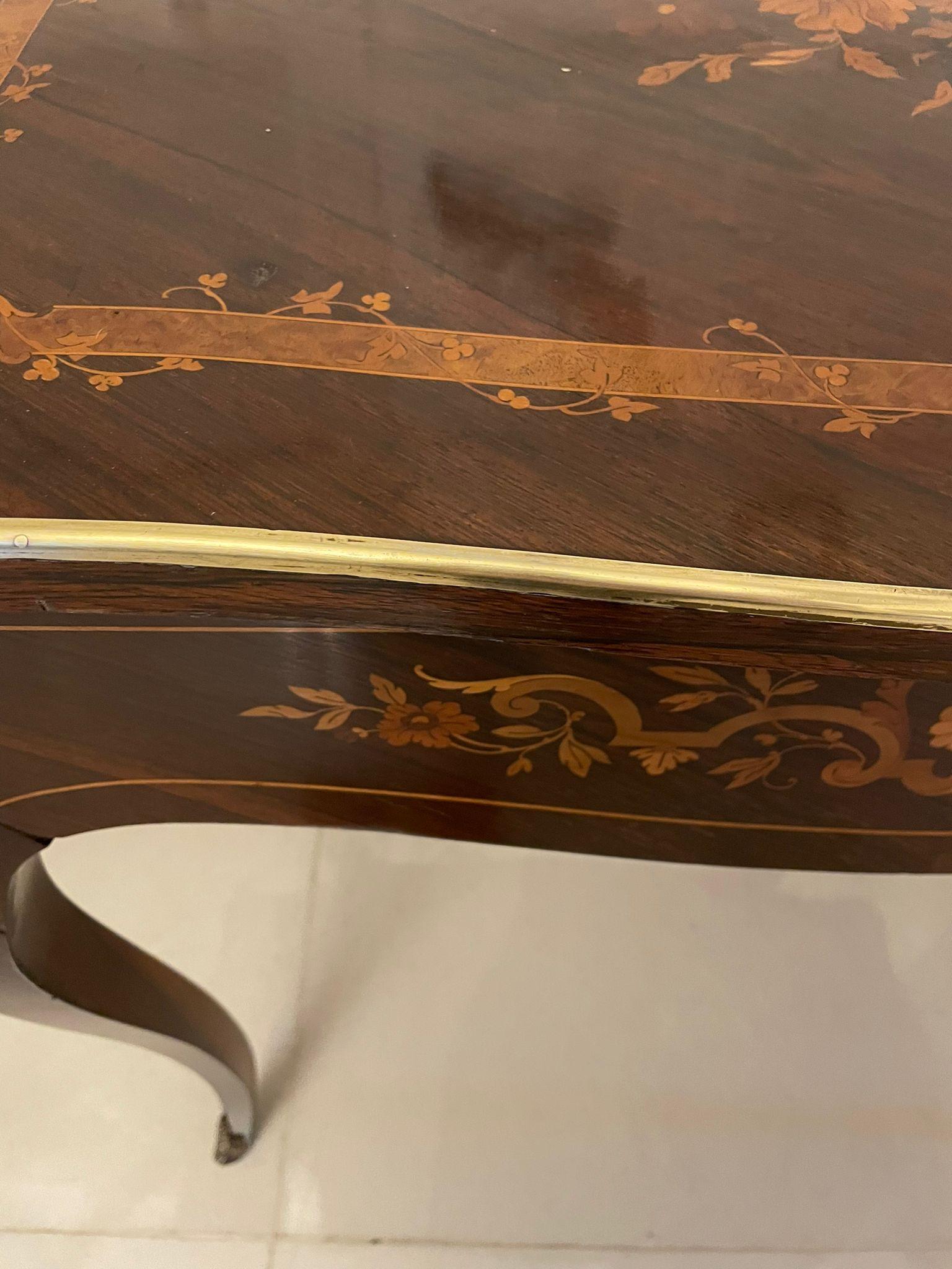 Ancienne table centrale française de qualité Louis XV en marqueterie de bois de rose marqueté en vente 8