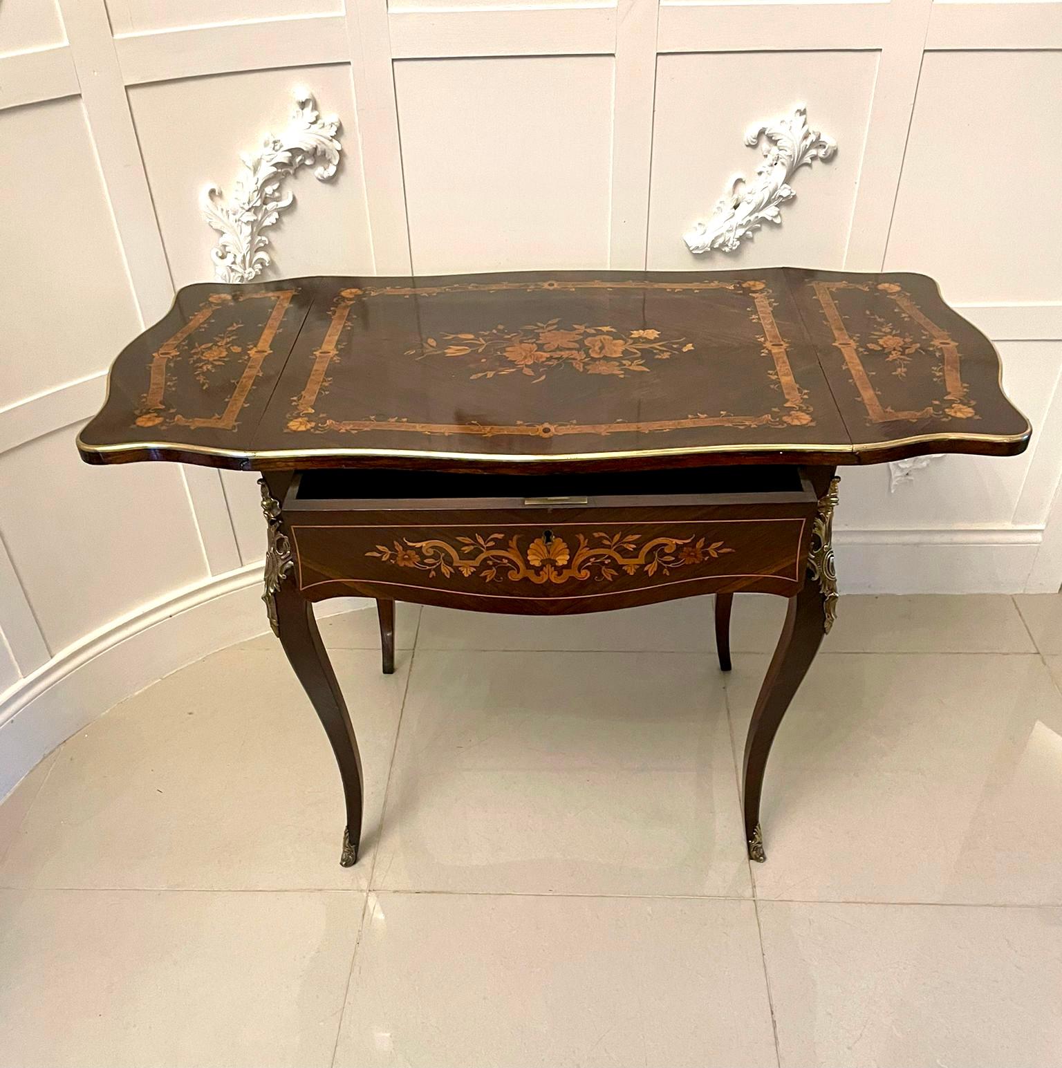 Ancienne table centrale française de qualité Louis XV en marqueterie de bois de rose marqueté en vente 9