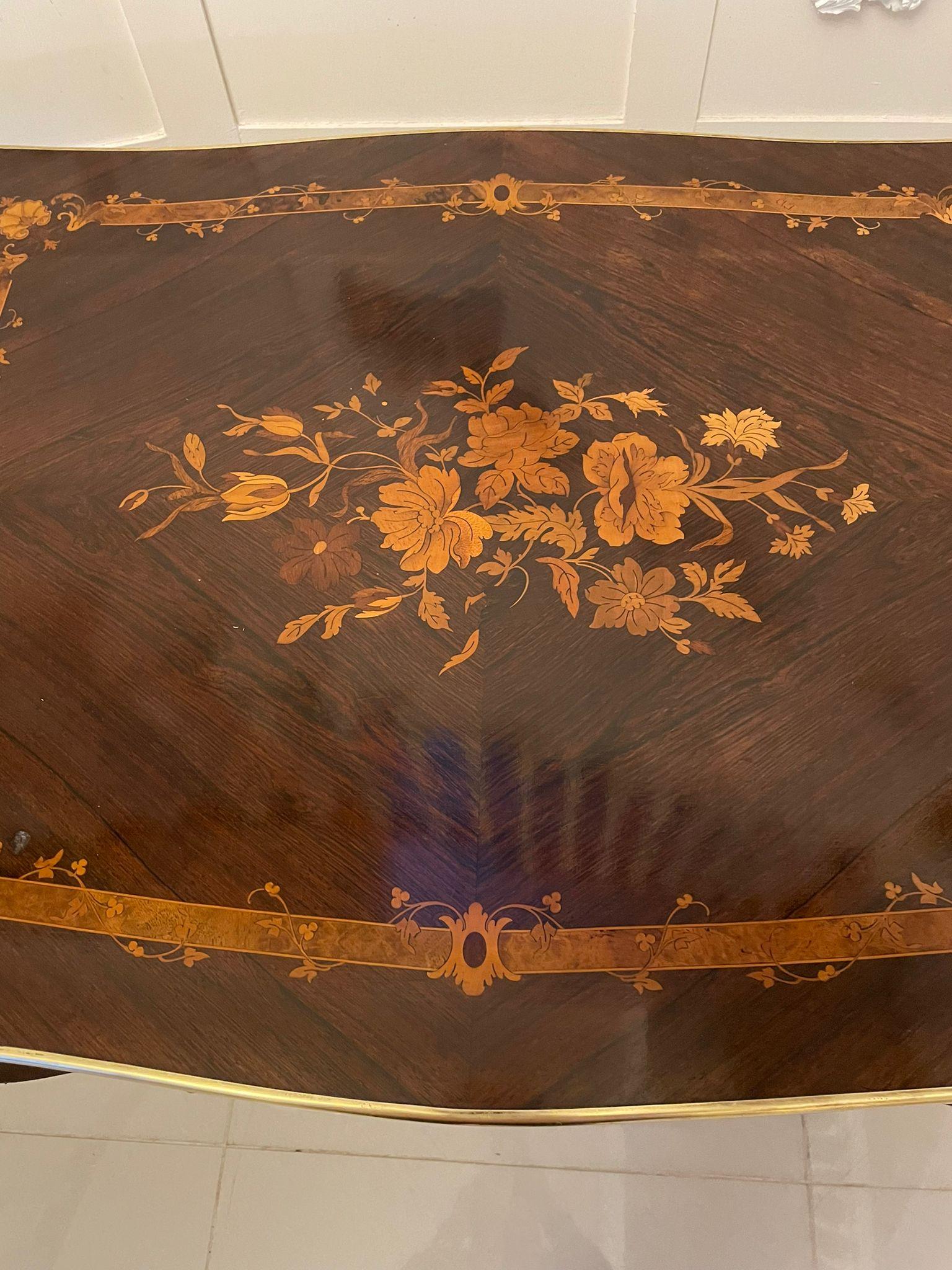 Ancienne table centrale française de qualité Louis XV en marqueterie de bois de rose marqueté en vente 10