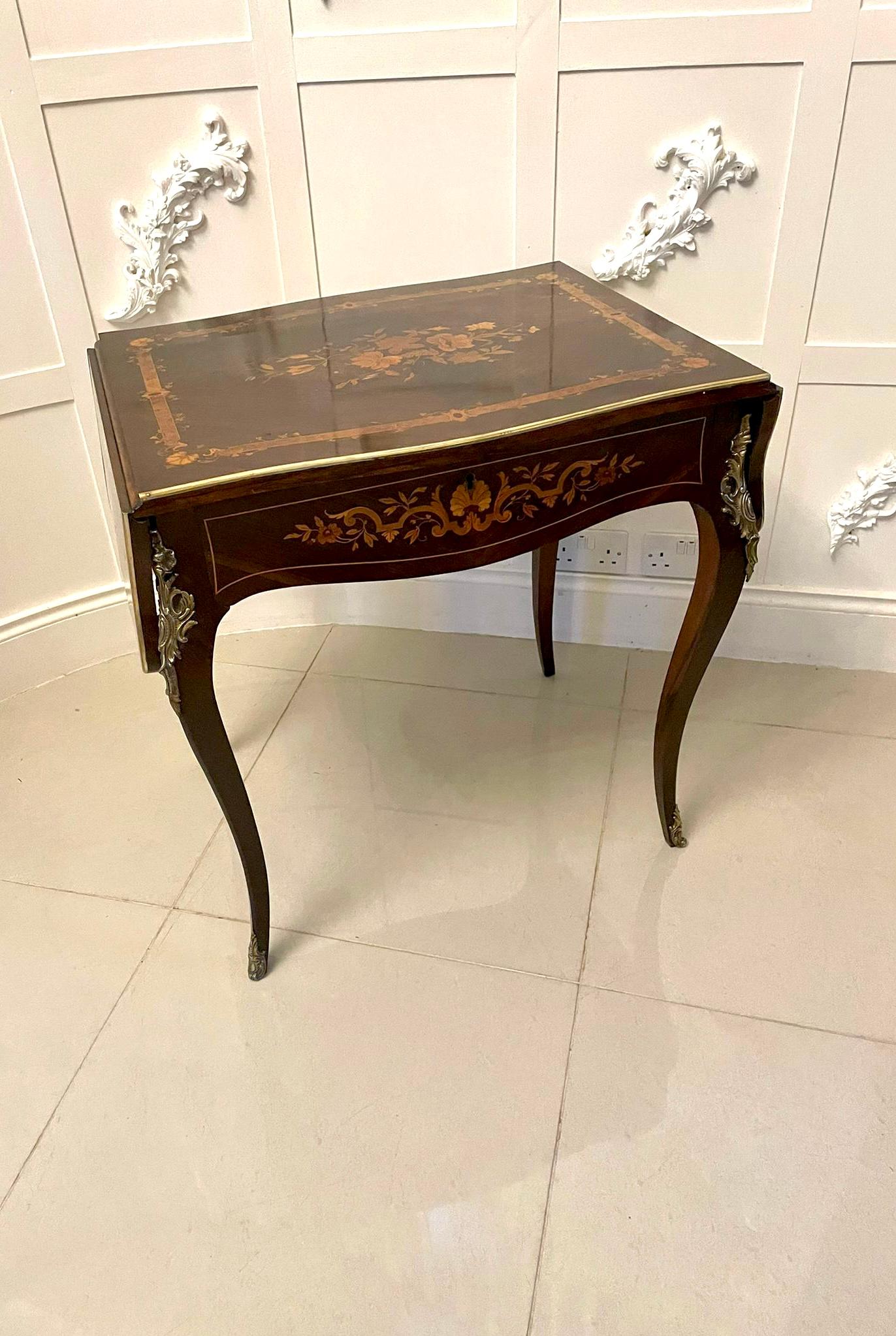 Ancienne table centrale française de qualité Louis XV en marqueterie de bois de rose marqueté en vente 11