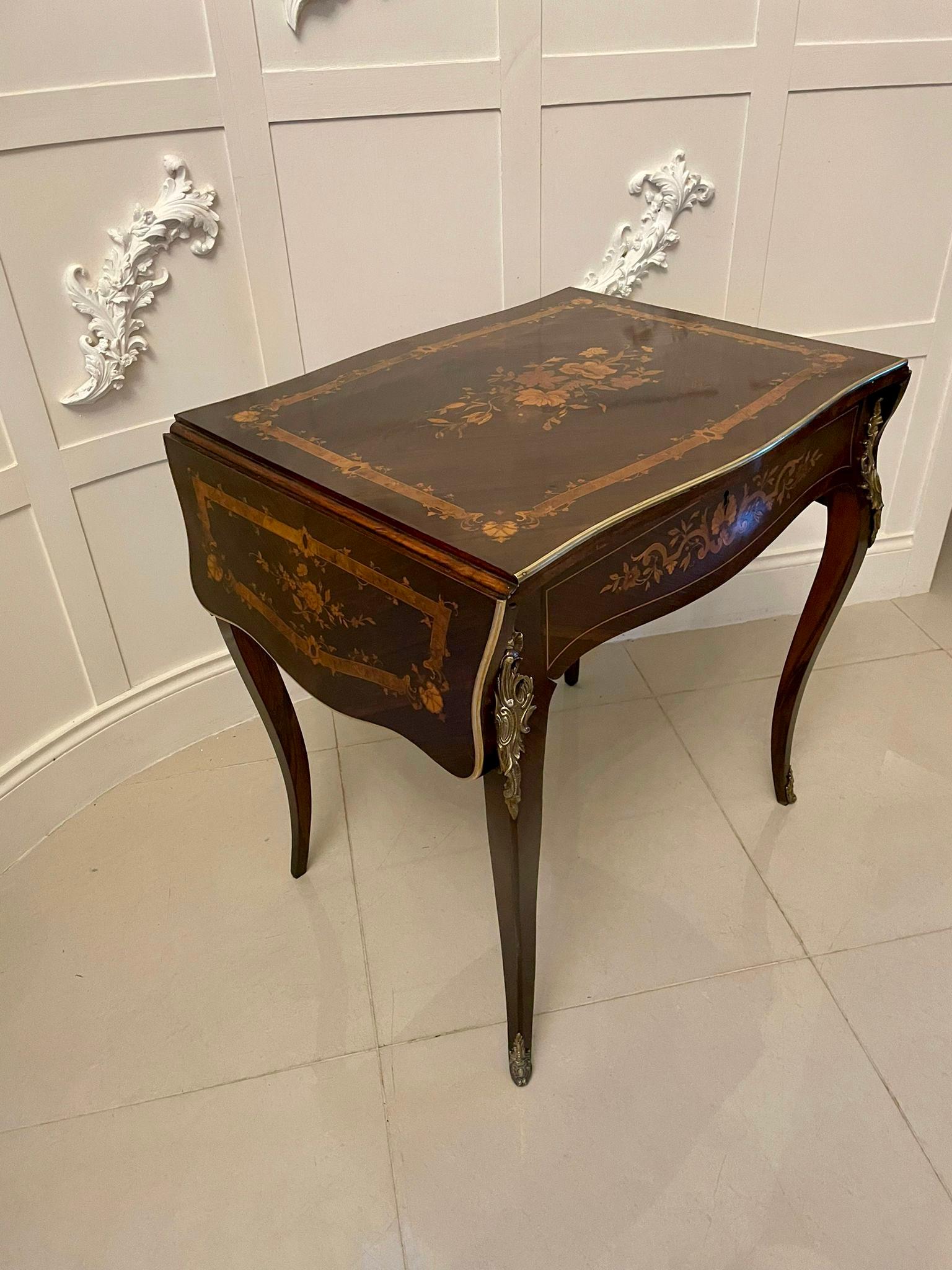 Ancienne table centrale française de qualité Louis XV en marqueterie de bois de rose marqueté en vente 12