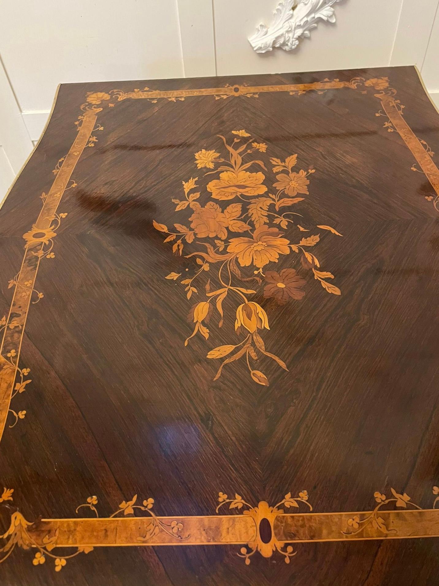 Antique table centrale indépendante de qualité Louis XV en marqueterie de bois de rose, avec un fantastique plateau de forme en marqueterie de bois de rose avec deux feuilles tombantes et un bord en laiton, un long tiroir en frise avec marqueterie