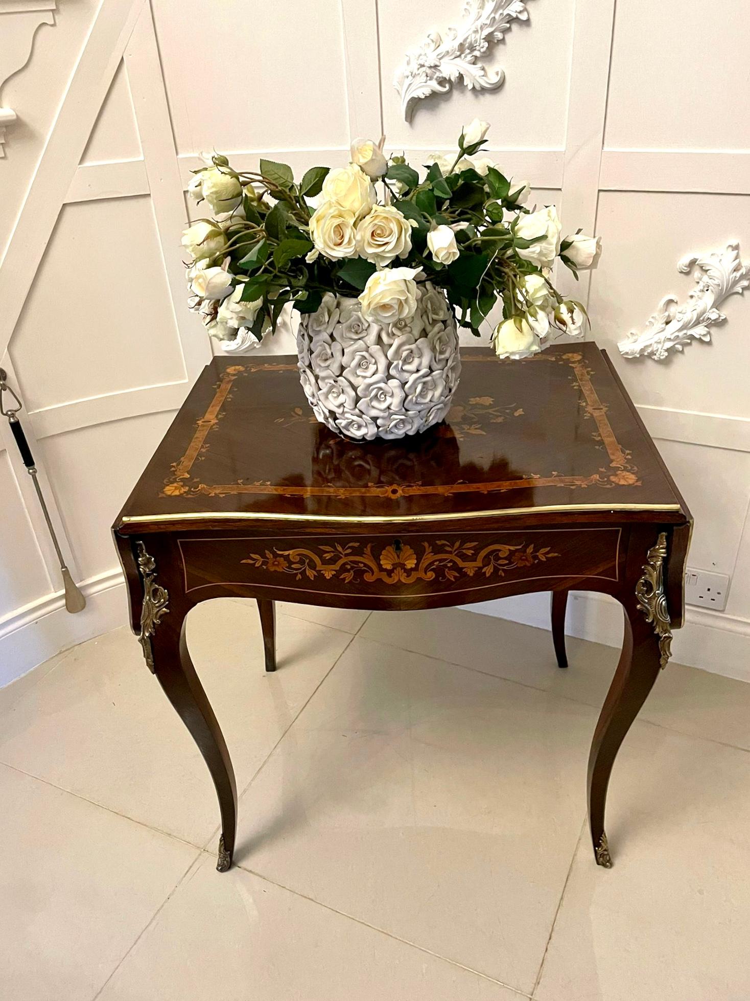 Européen Ancienne table centrale française de qualité Louis XV en marqueterie de bois de rose marqueté en vente