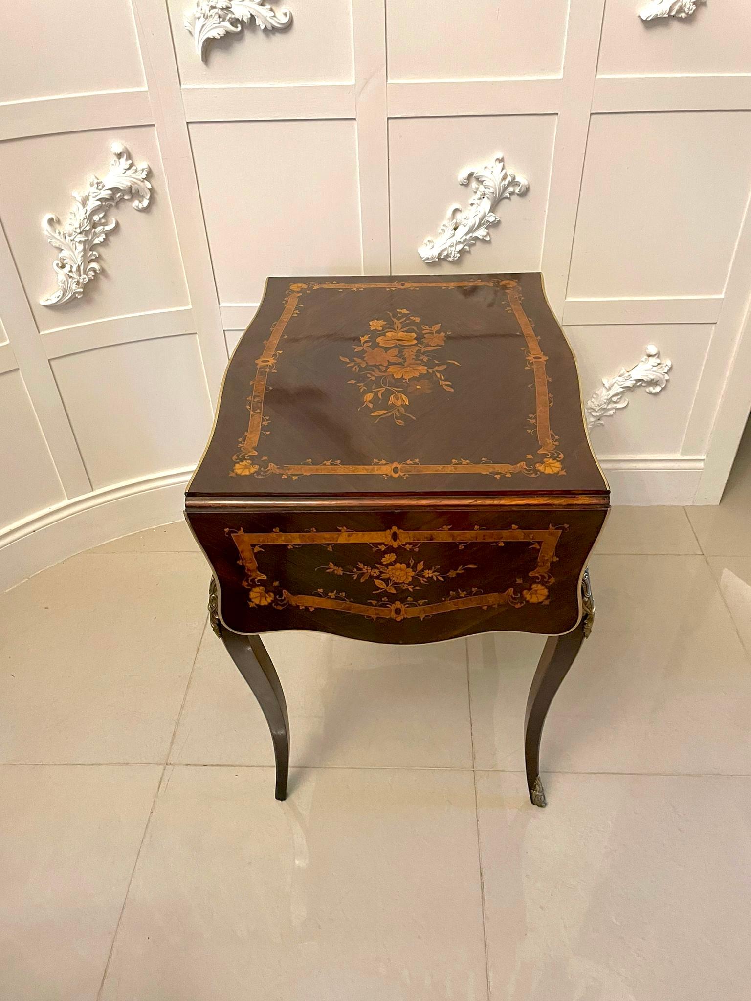 Antiker französischer Palisander-Mitteltisch mit Intarsien aus Rosenholz in Louis XV-Qualität (Mittleres 19. Jahrhundert) im Angebot