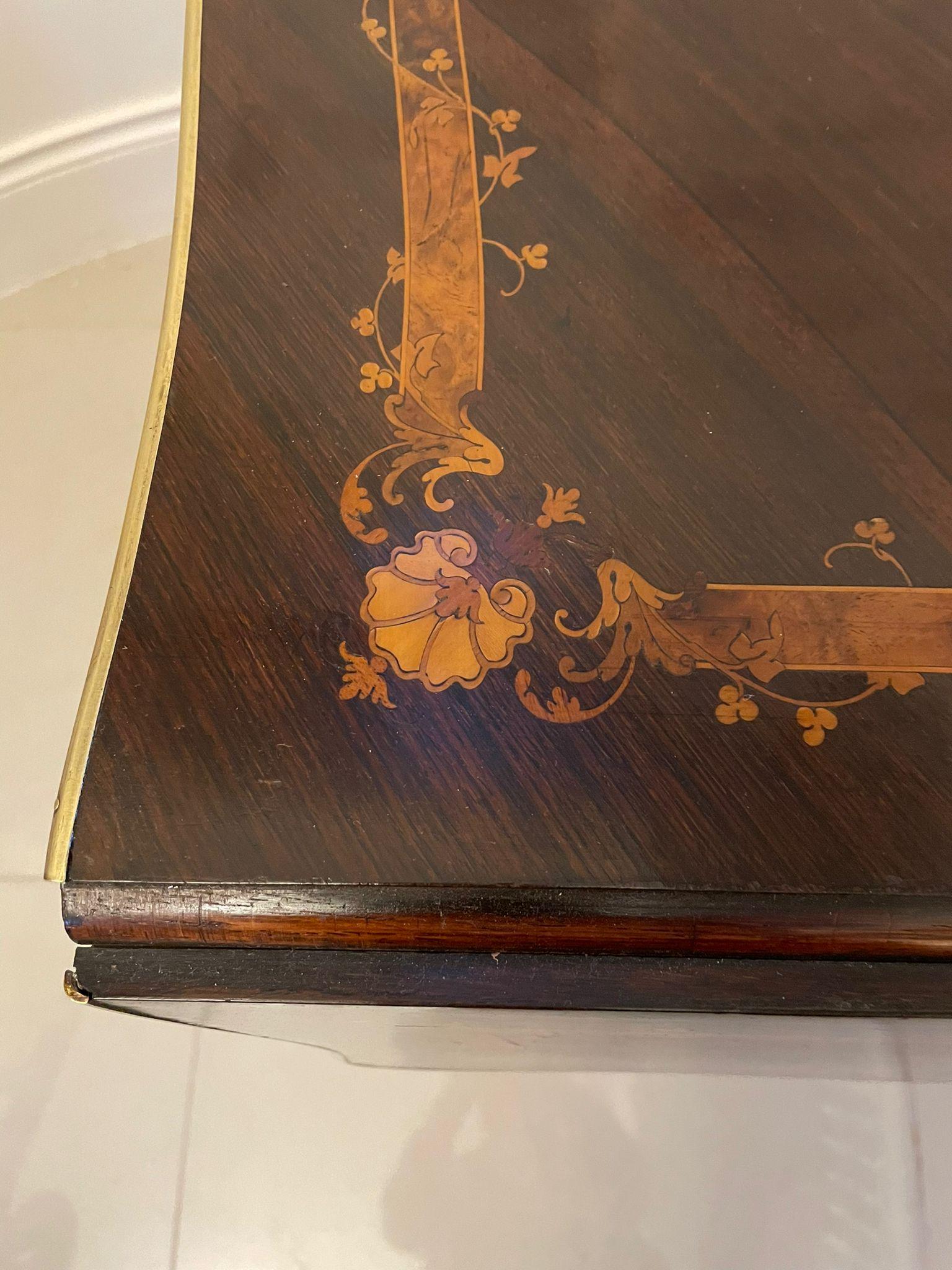 Ancienne table centrale française de qualité Louis XV en marqueterie de bois de rose marqueté en vente 1