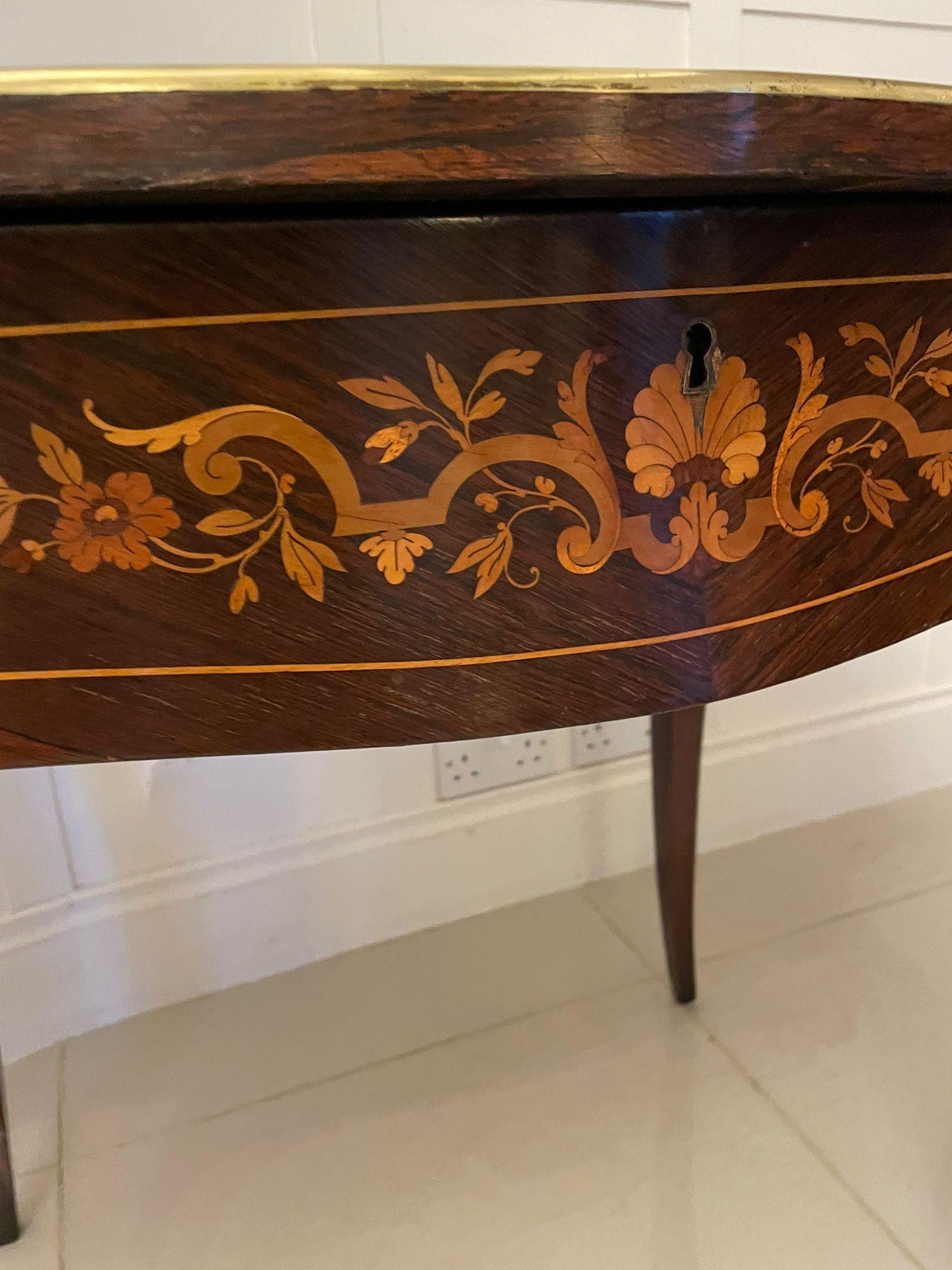 Ancienne table centrale française de qualité Louis XV en marqueterie de bois de rose marqueté en vente 2