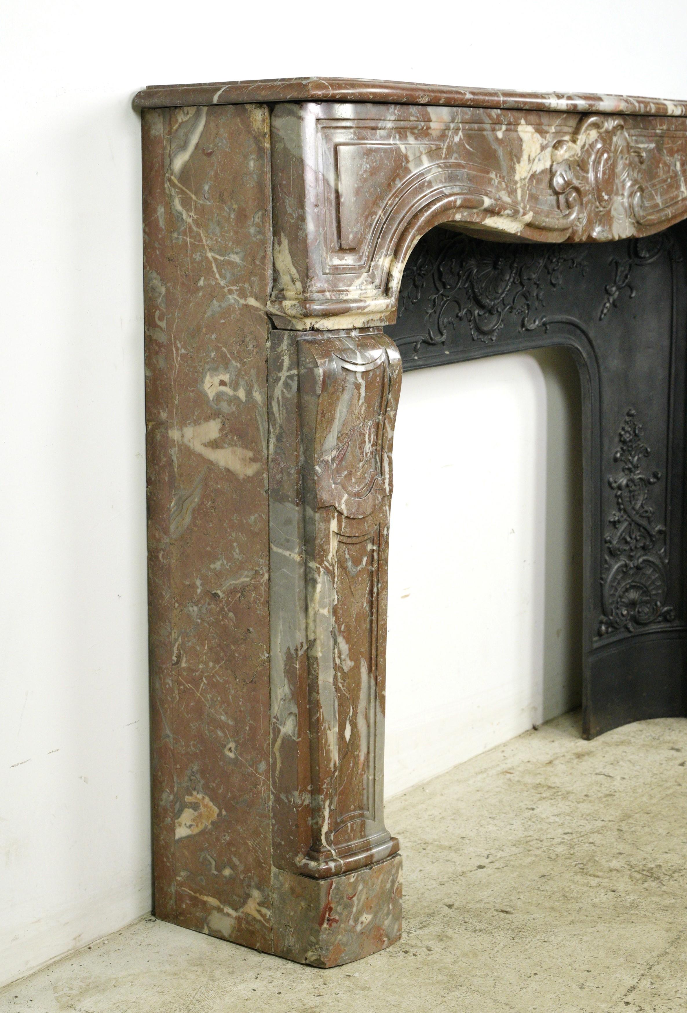 Antiker Serpentinen-Kaminsims aus Rouge Royale-Marmor im Louis XV.-Stil mit Gusseiseneinsatz aus Gusseisen im Angebot 8