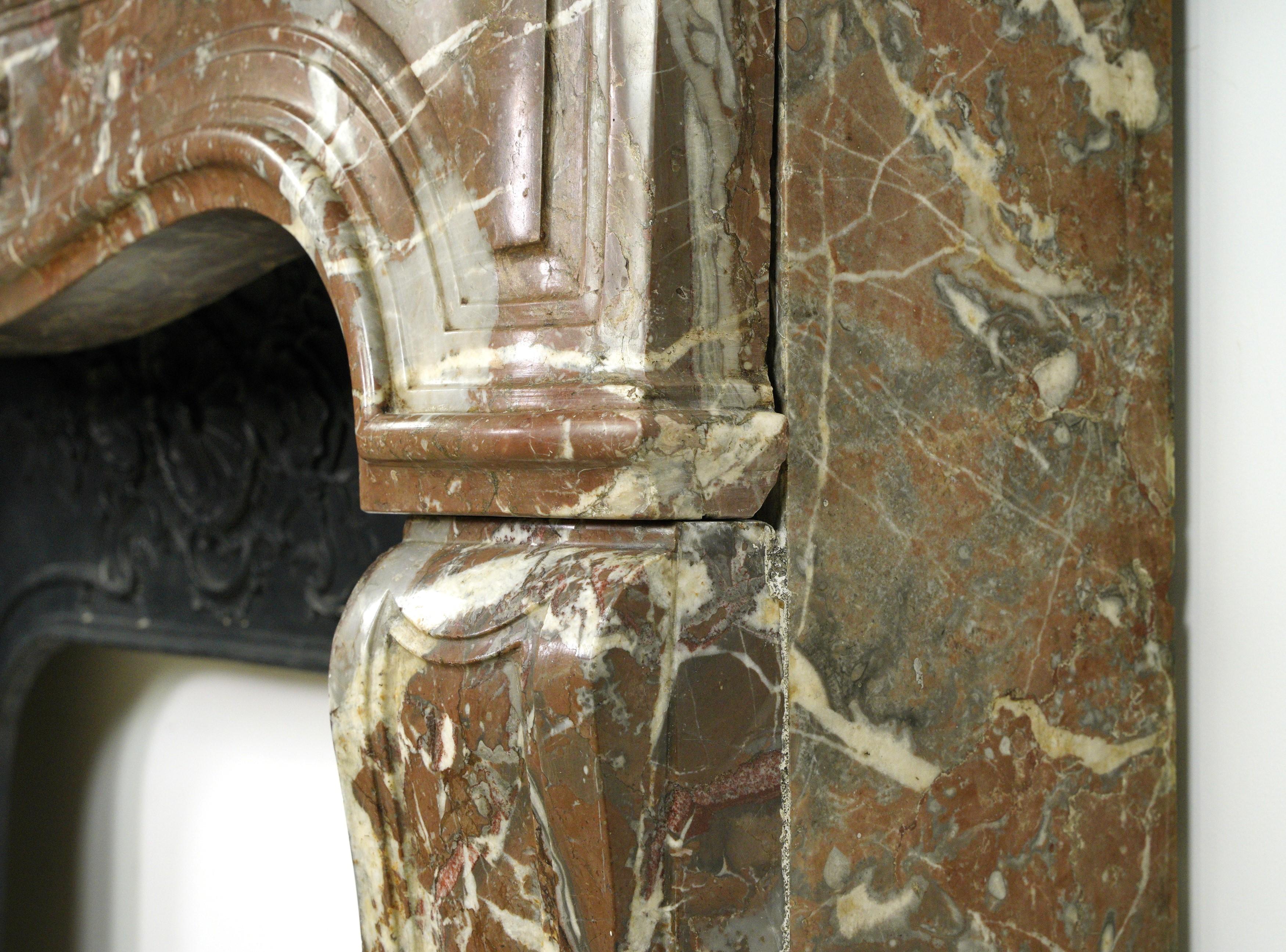 Antiker Serpentinen-Kaminsims aus Rouge Royale-Marmor im Louis XV.-Stil mit Gusseiseneinsatz aus Gusseisen im Angebot 9