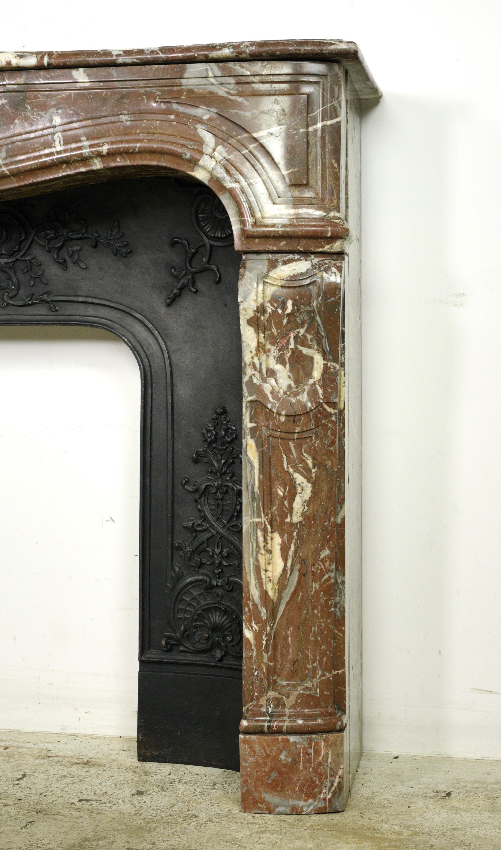 Antiker Serpentinen-Kaminsims aus Rouge Royale-Marmor im Louis XV.-Stil mit Gusseiseneinsatz aus Gusseisen (Französisch) im Angebot