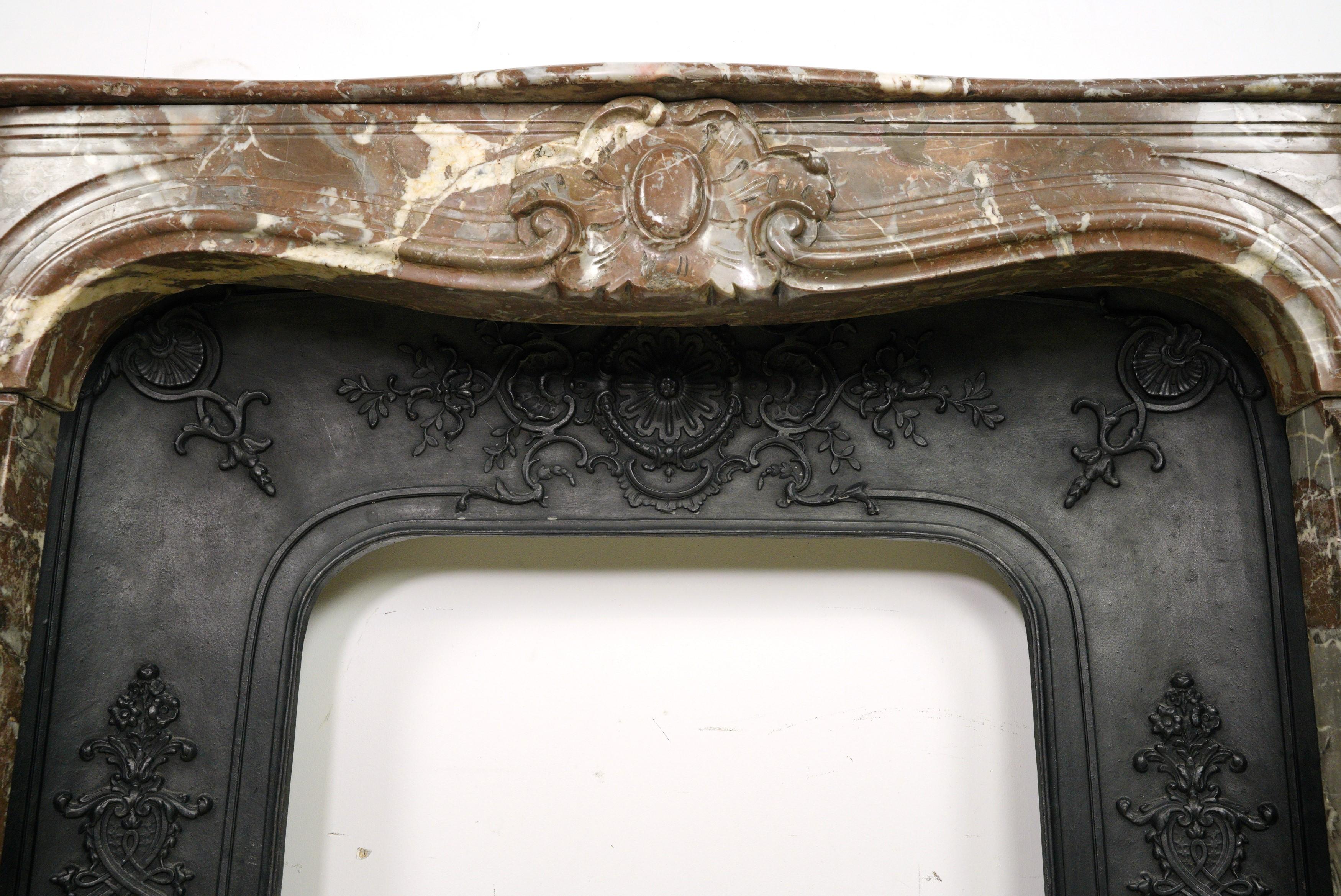 Antique Louis XV Rouge Royale Marble Serpentine Mantel Cast Iron Insert In Good Condition For Sale In New York, NY