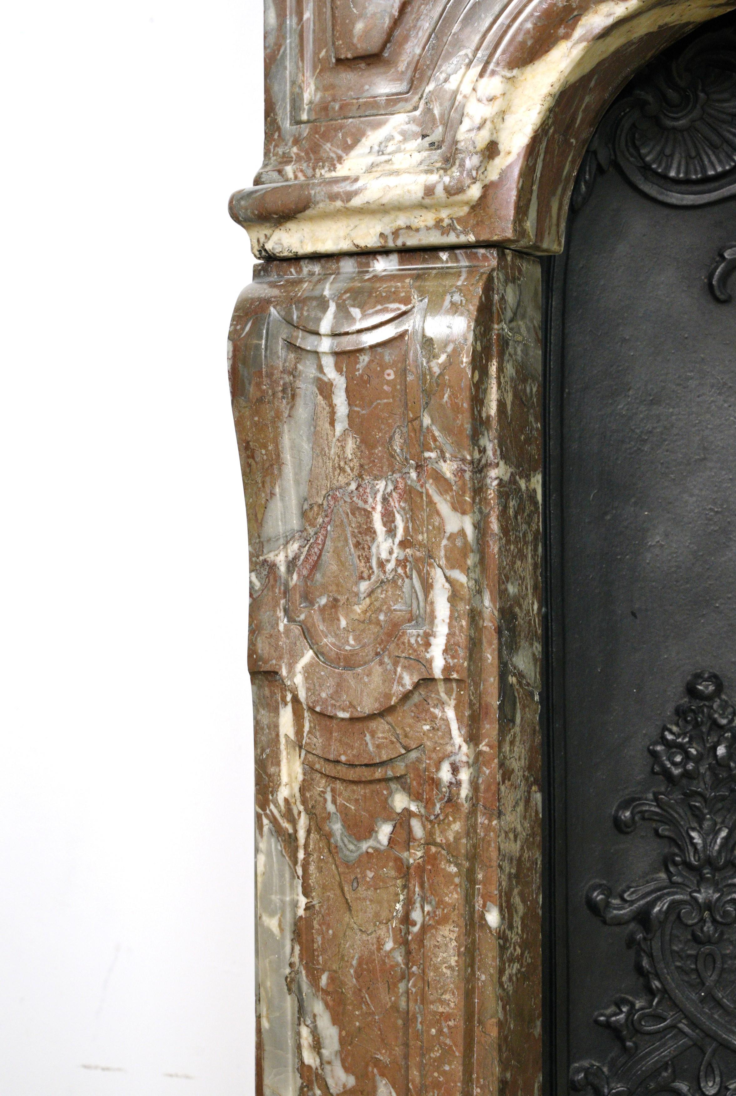 Antiker Serpentinen-Kaminsims aus Rouge Royale-Marmor im Louis XV.-Stil mit Gusseiseneinsatz aus Gusseisen (Eisen) im Angebot