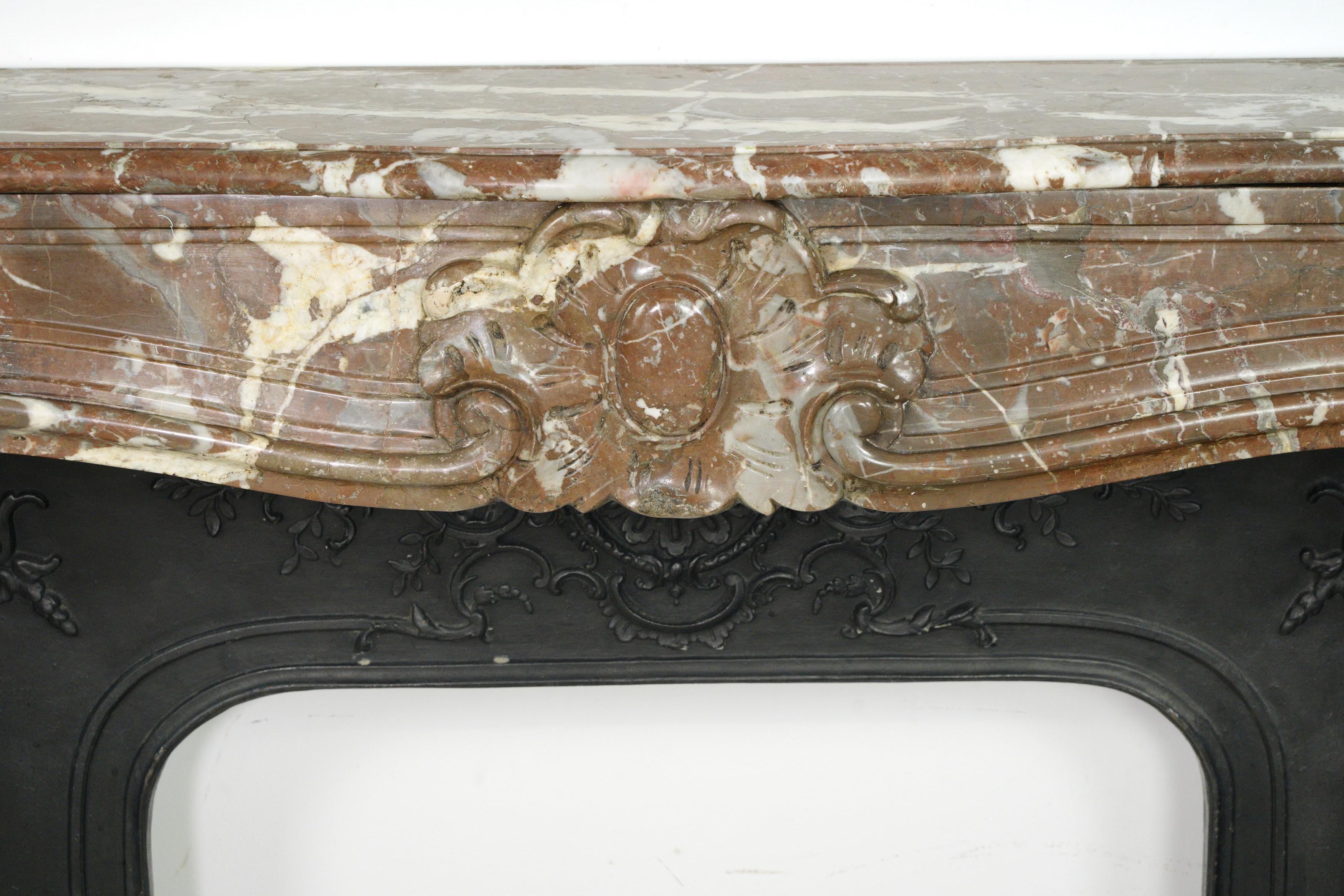 Antiker Serpentinen-Kaminsims aus Rouge Royale-Marmor im Louis XV.-Stil mit Gusseiseneinsatz aus Gusseisen im Angebot 1