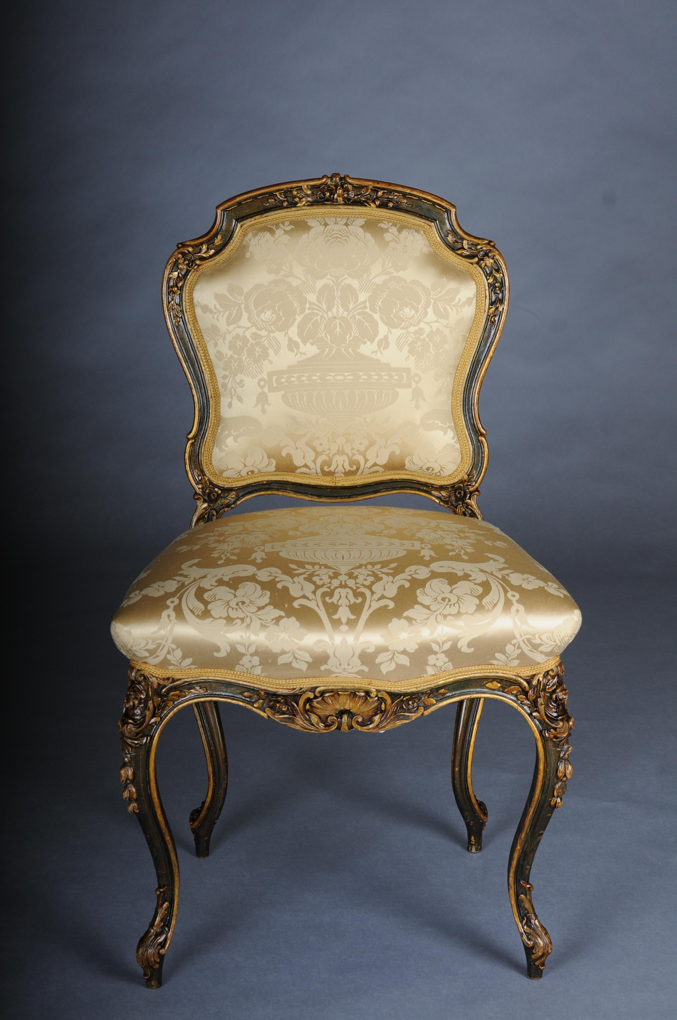 Antica poltrona da salotto Luigi XV, circa 1870.

Legno massiccio, finemente intagliato, con corpo colorato e parzialmente placcato in oro. Ornamenti riccamente intagliati e gambe alte e ricurve. Uno schienale a forma di diamante.
Questa poltrona da