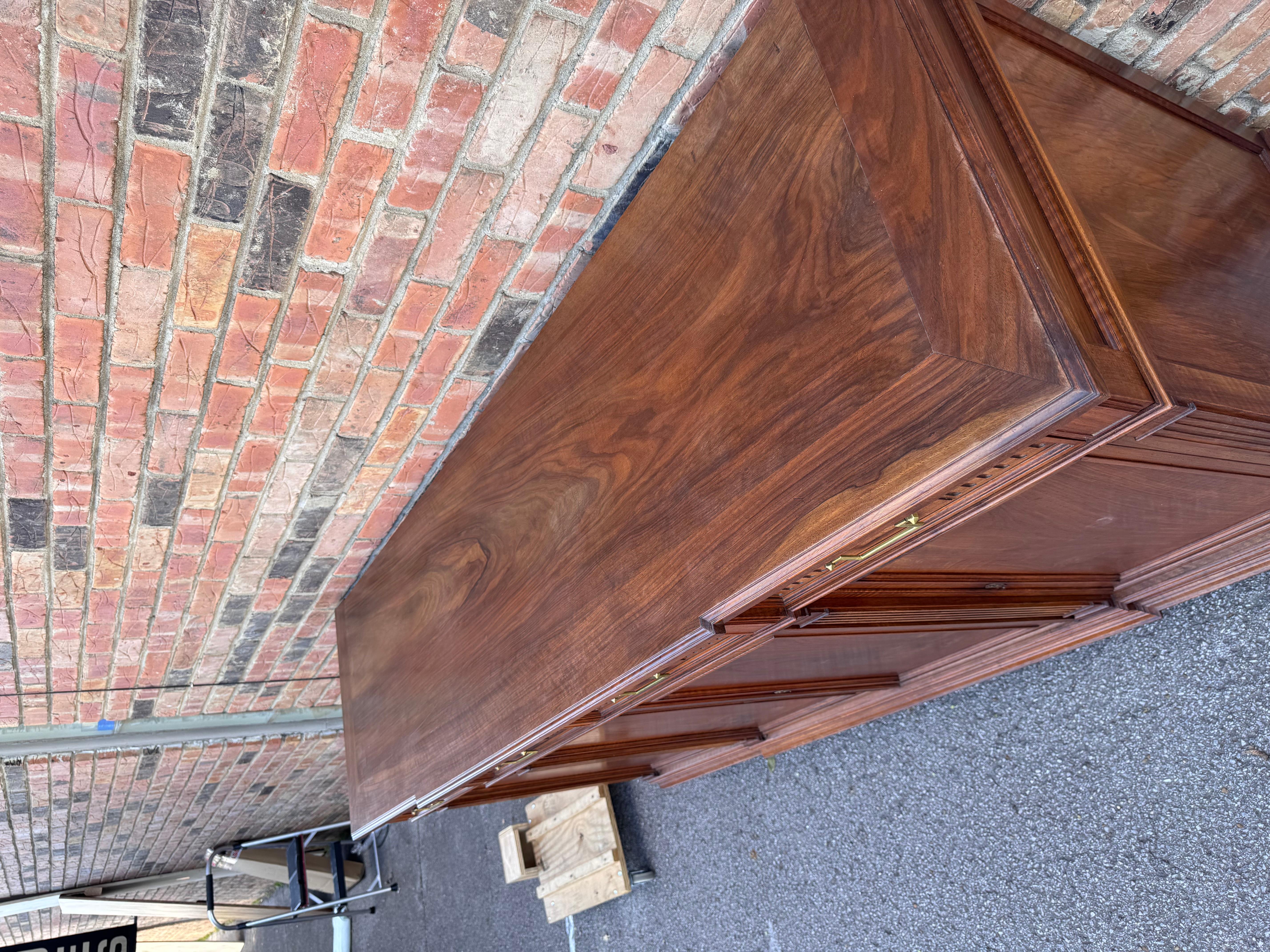 Si tratta di un elegante buffet francese dell'inizio del XX secolo in noce Luigi XV a quattro ante e quattro cassetti. Il buffet è sollevato da bellissime gambe circolari affusolate. Al centro si trovano due porte che presentano pannelli decorativi