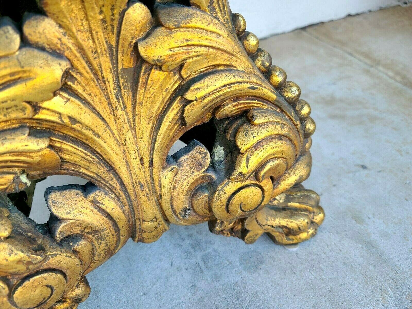 Antiker Beistelltisch im Louis-XV-Stil mit Messing umwickelt und vergoldetem Serviertablett (Metall) im Angebot